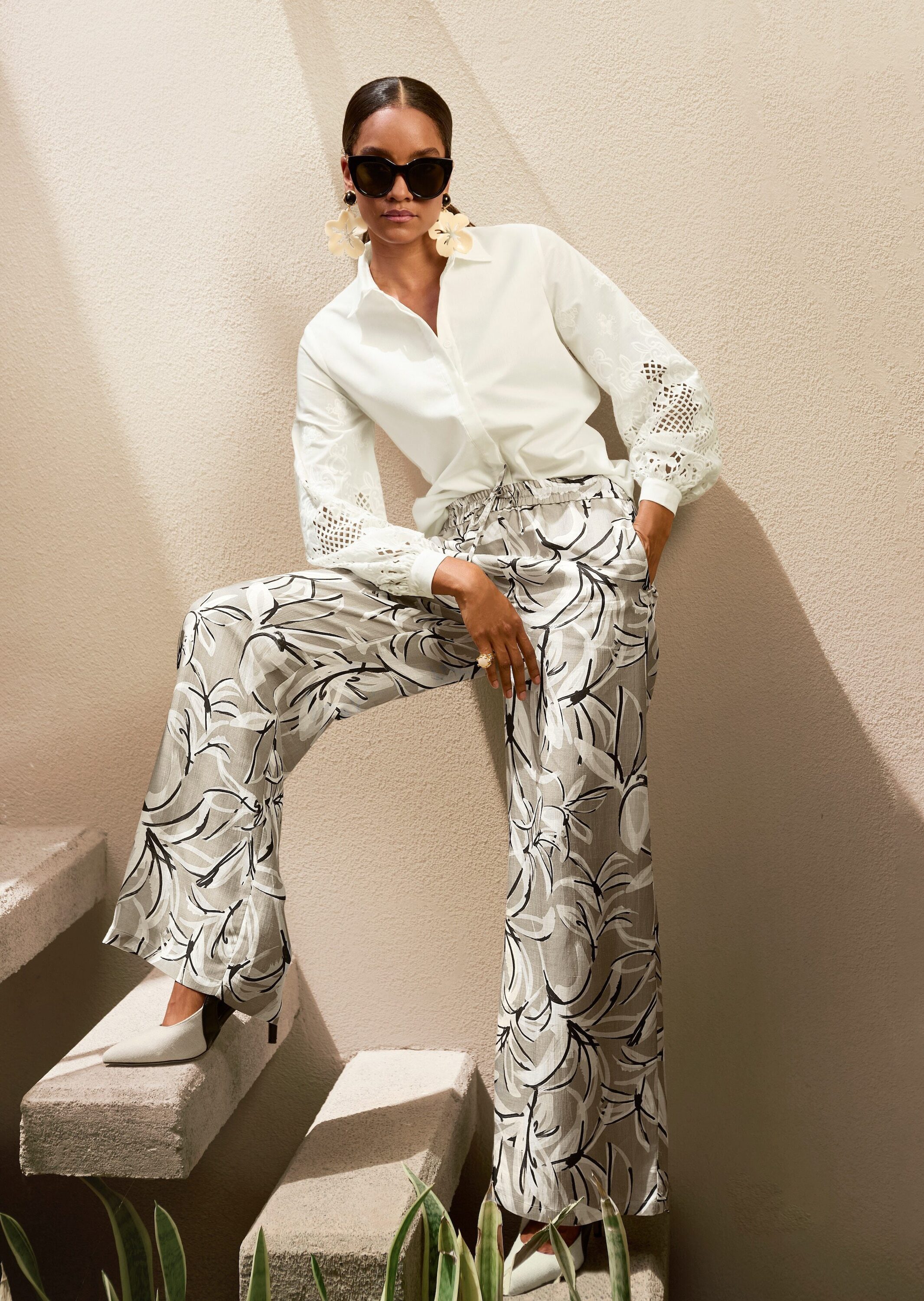 MADELEINE Hemdbluse Blusenshirt mit Lochstickerei Spitzenbluse mit Hemdkragen, Knopfleiste und Langarm