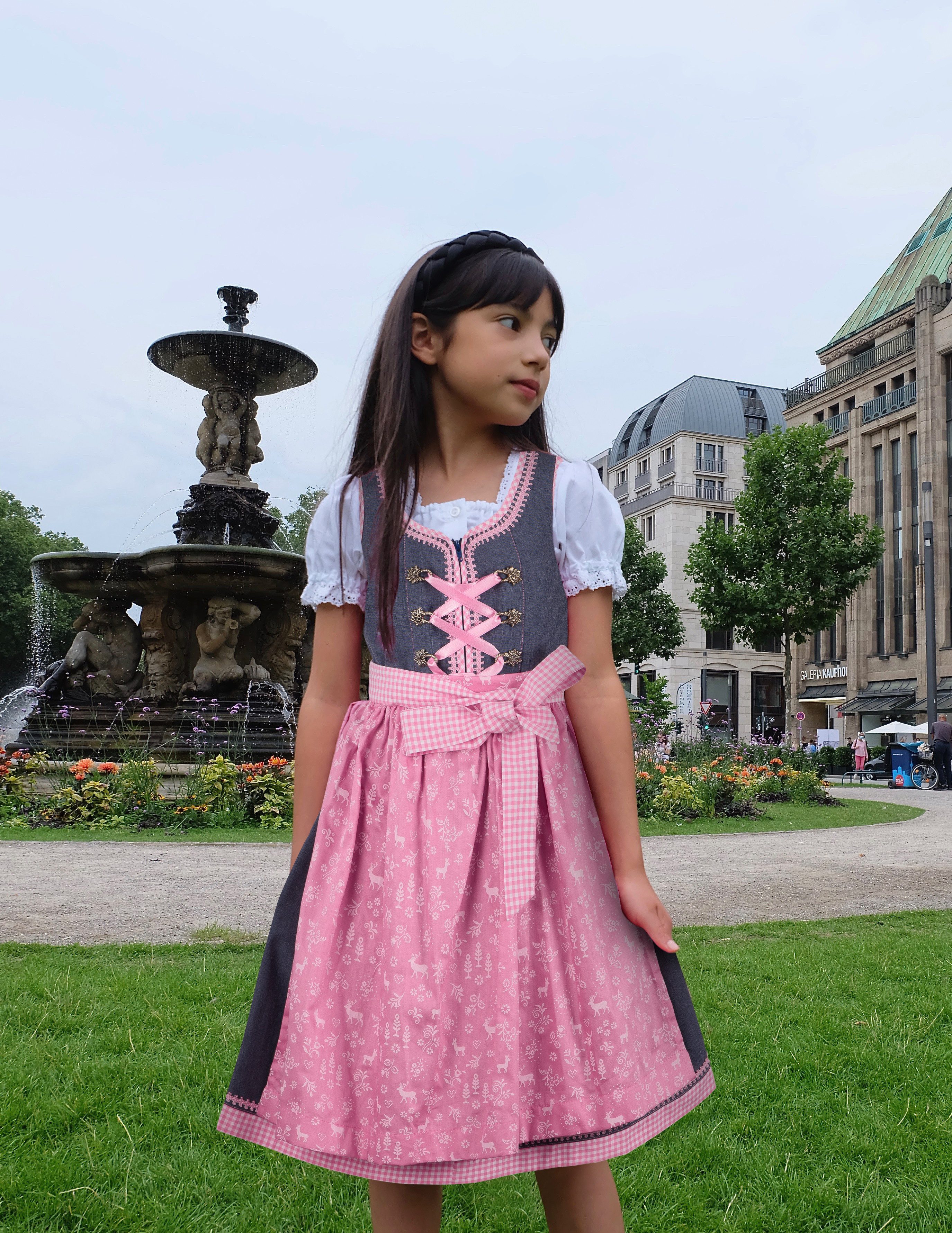 Ramona Lippert Dirndl Kinderdirndl Livia Jeans Blau rosa Dirndl Mädchen mit Bluse