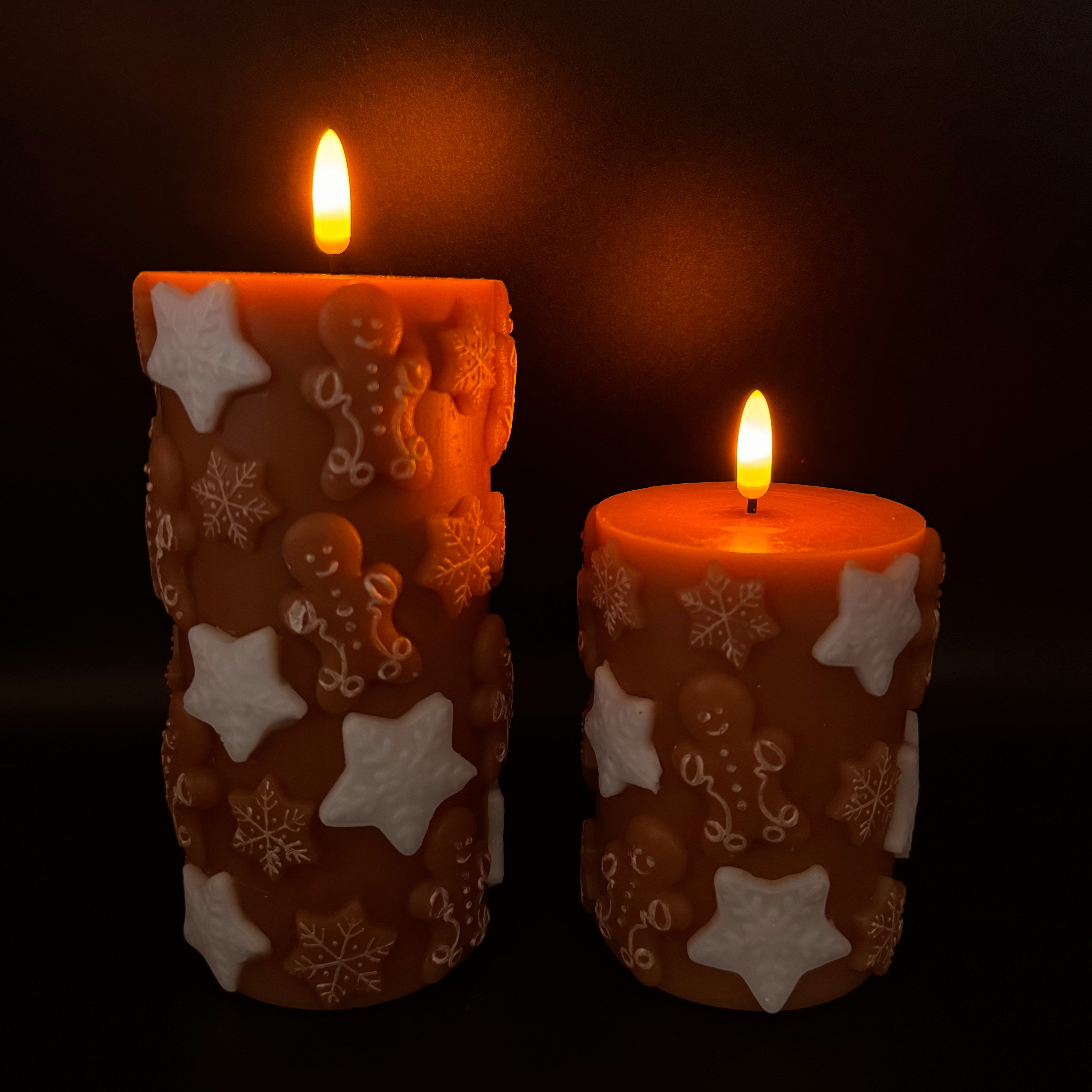 Online-Fuchs LED-Kerze 2 LED-Kerzen mit Timer aus Echtwachs im süßen Lebkuchen-Design (realistische Kerzenflamme, 6-Stunden Timerfunktion), Weihnachtsdeko für eine festliche Atmosphäre