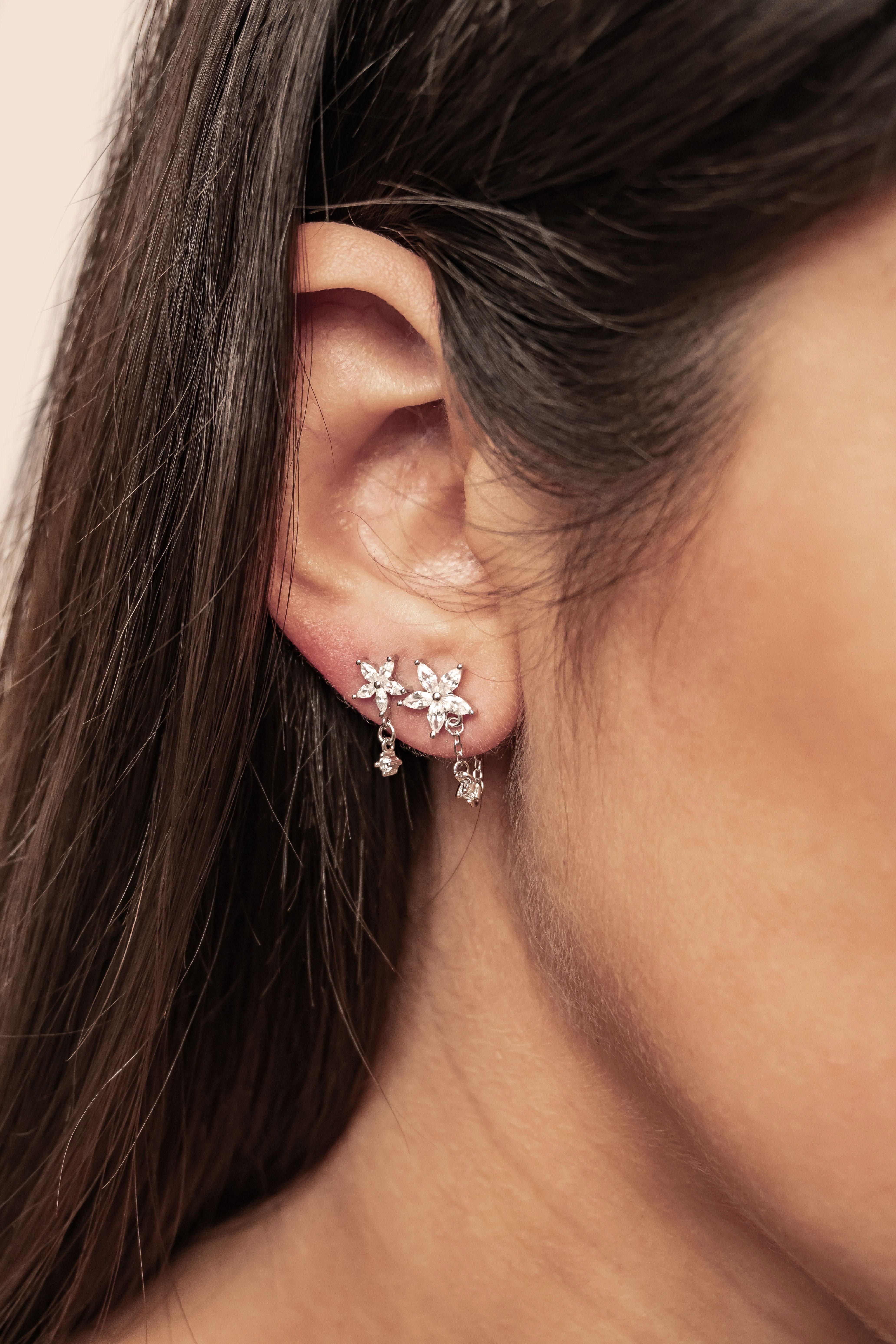 Hey Happiness Ohrhänger-Set Blütenzauber, 4er Set Ohrringe mit Kettchen & Kristall, Filigrane 925 Sterling Silber Ohrringe Damen mit Blumen Design