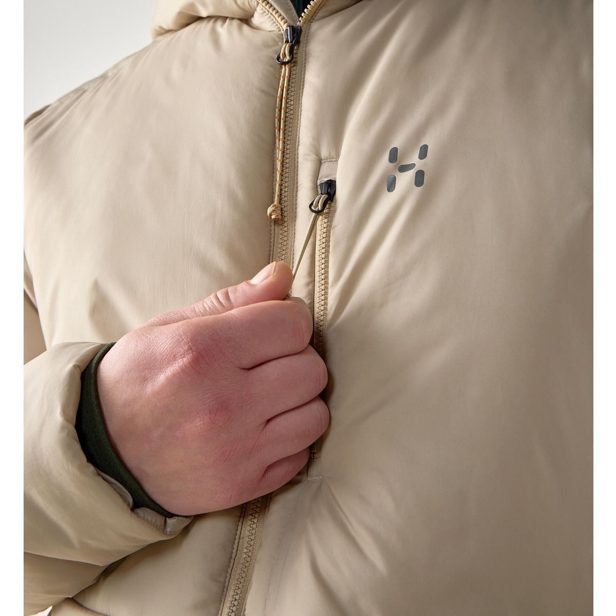 Haglöfs Steppjacke Breeze Mimic Hood Men Isolierte Herrenjacke für Outdoor-Aktivitäten mit recycelter