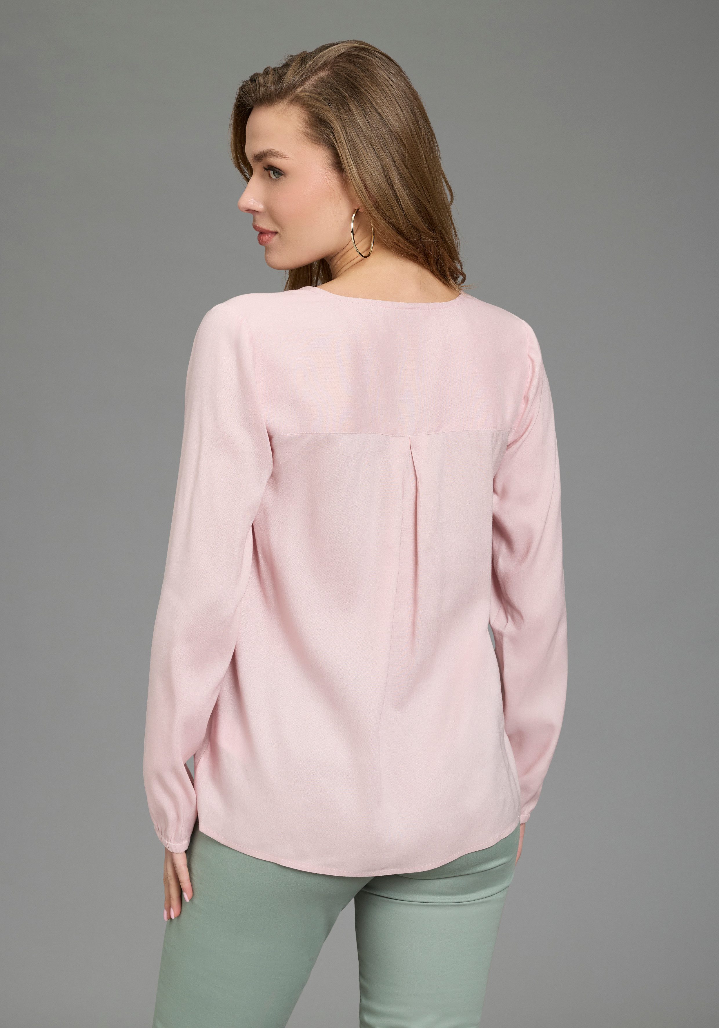 DELMAO Schlupfbluse in femininer Form mit matter, nicht glänzender Optik