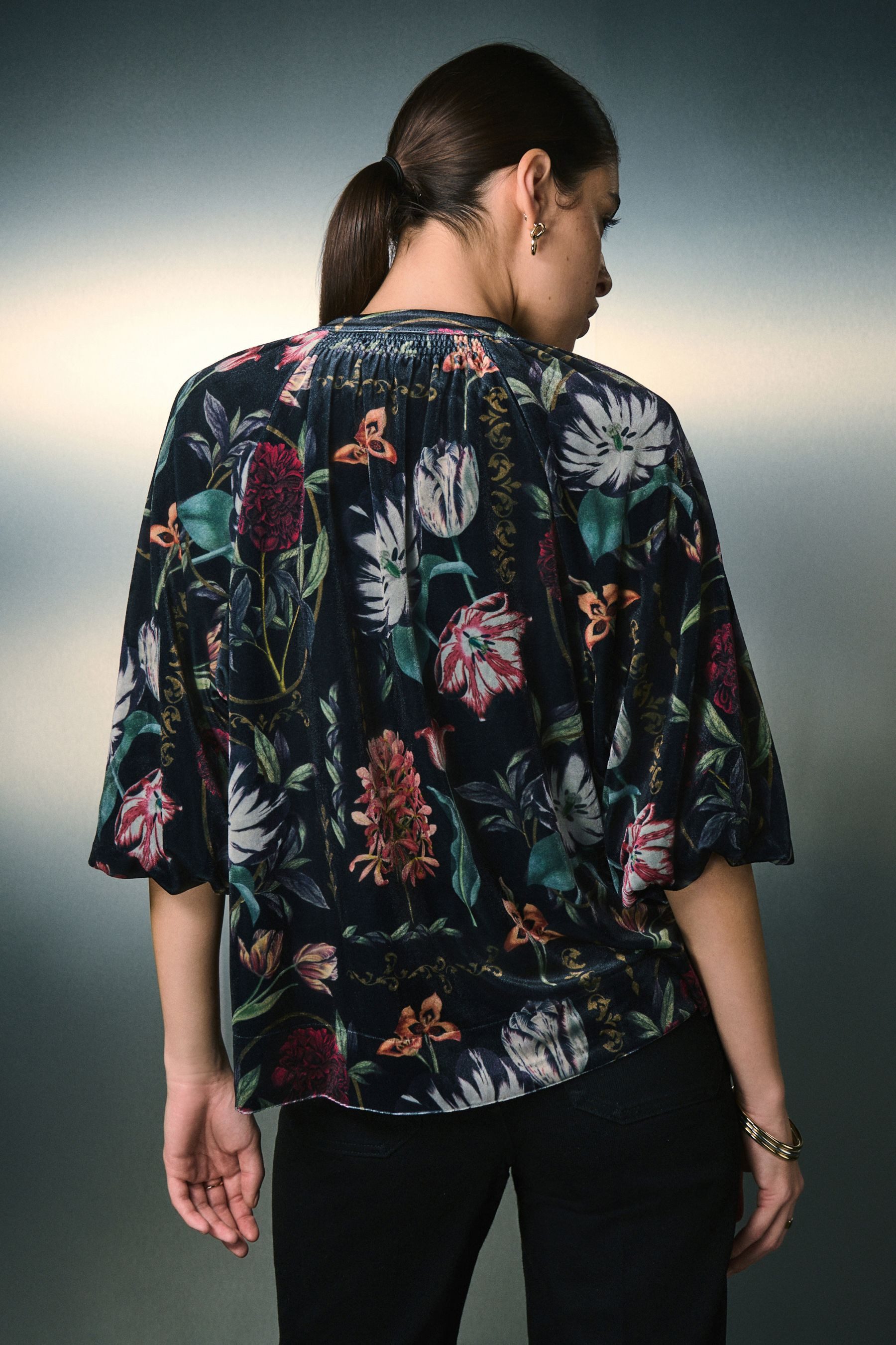 Next Langarmbluse Samt-Bluse mit V-Ausschnitt und Volumenärmel (1-tlg) günstig online kaufen