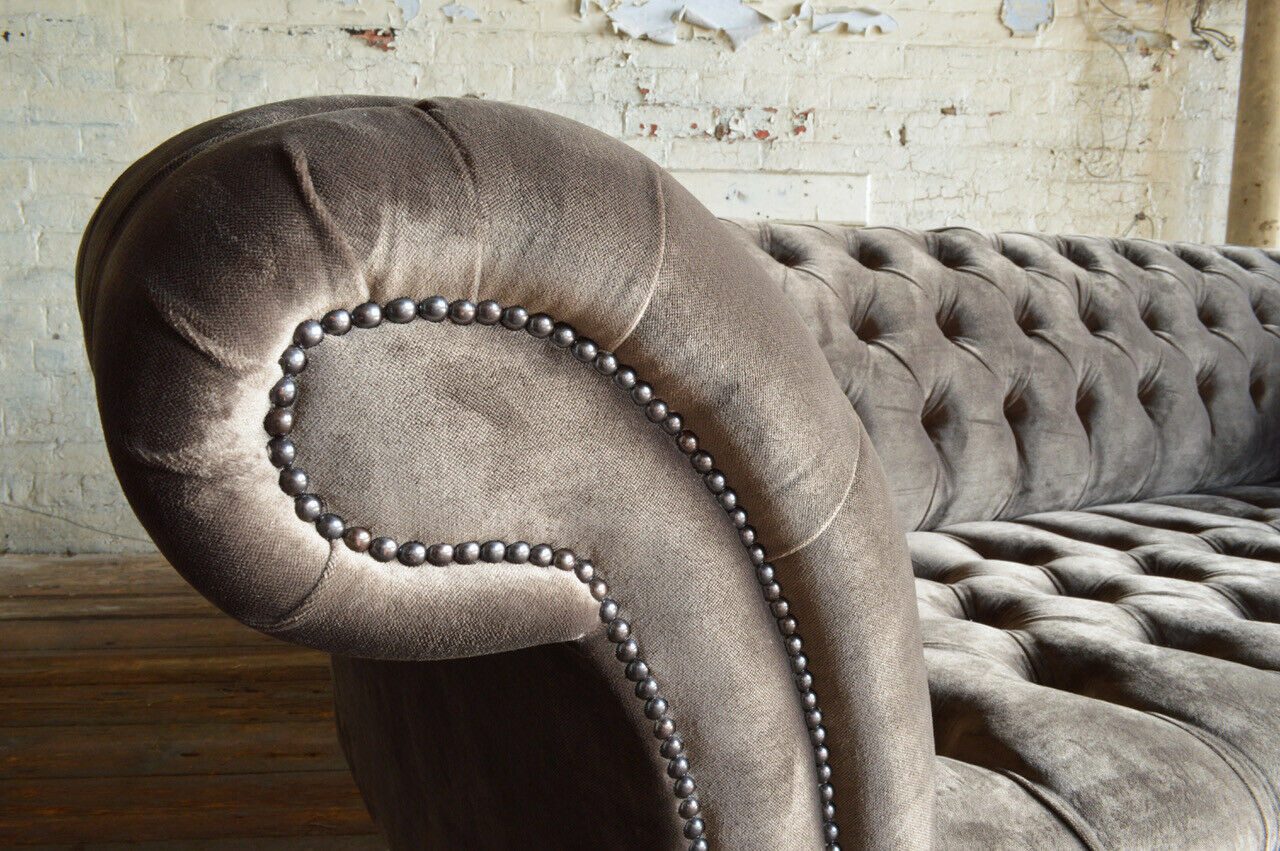 Xlmoebel Chesterfield-Sofa Elegante Polstercouch im Chesterfield-Stil aus Mikrofaser, Hergestellt in Europa
