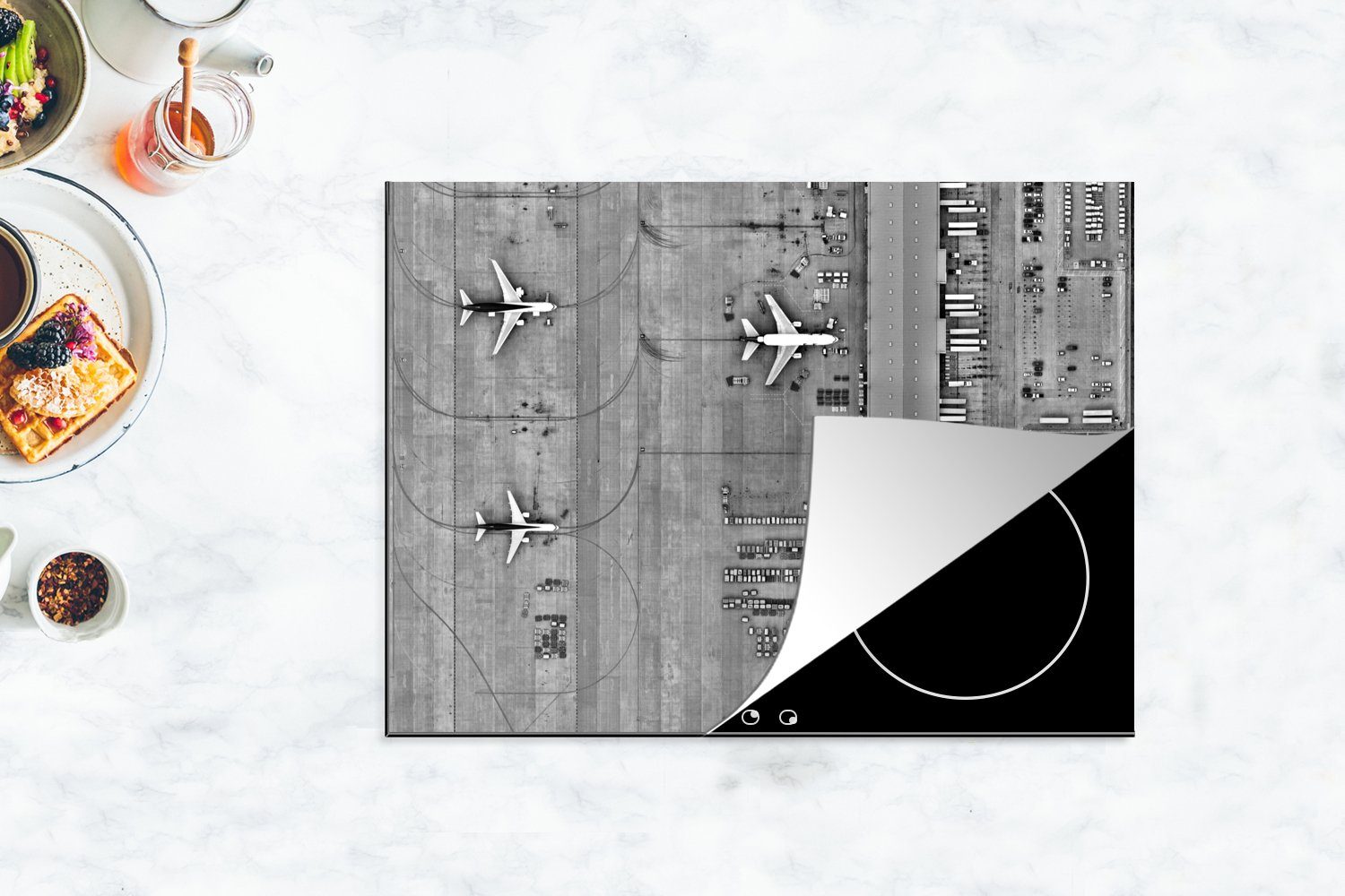MuchoWow Herdblende-/Abdeckplatte (1 Vinyl, schwarz Arbeitsfläche Ceranfeldabdeckung weiß, nutzbar, - 70x52 Mobile tlg), oben von und cm, Flughafen