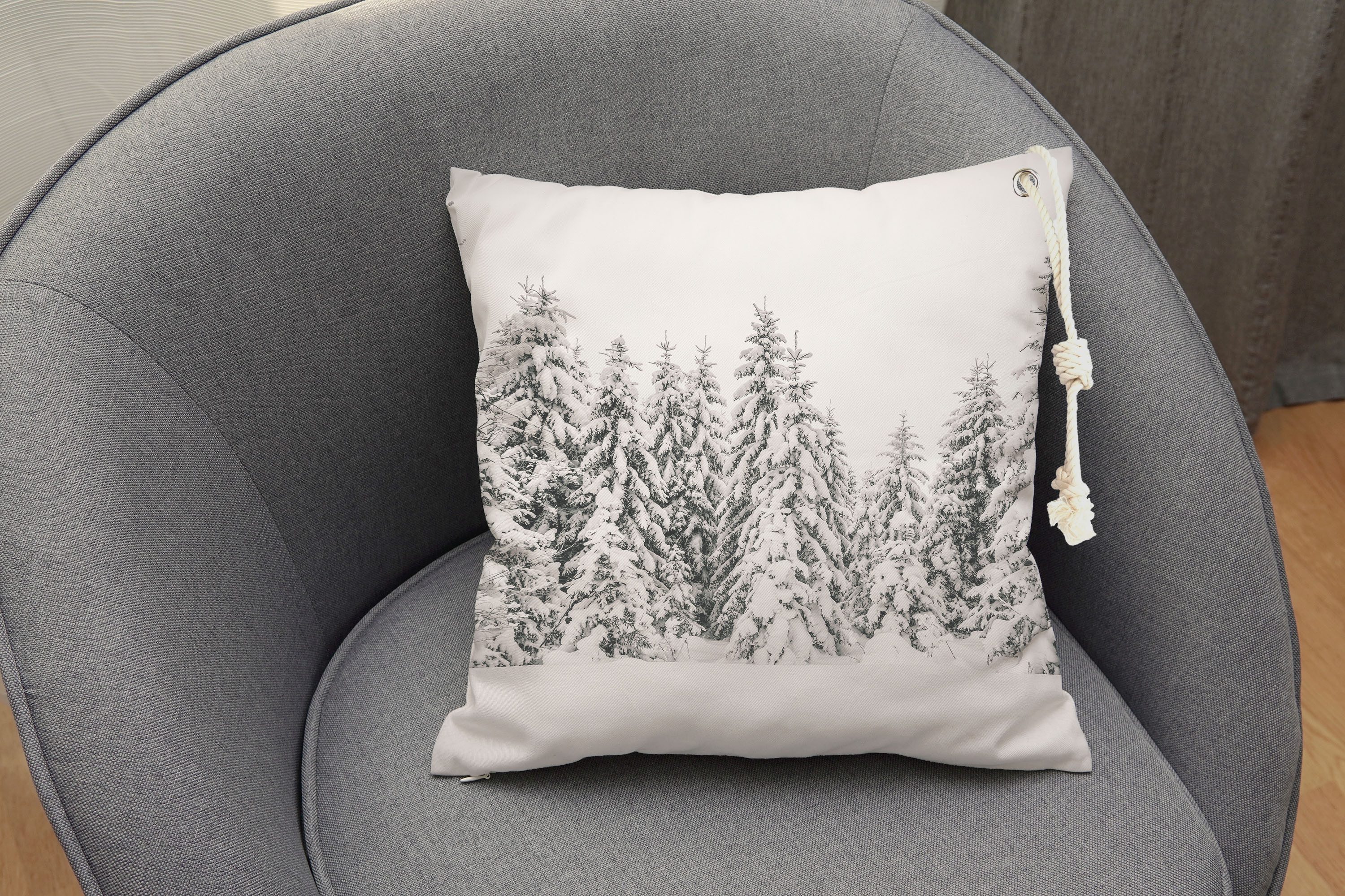 queence Dekokissen Schneelandschaft mit Tannen, Outdoor-Kissen mit Öse und dicker Stoffkordel