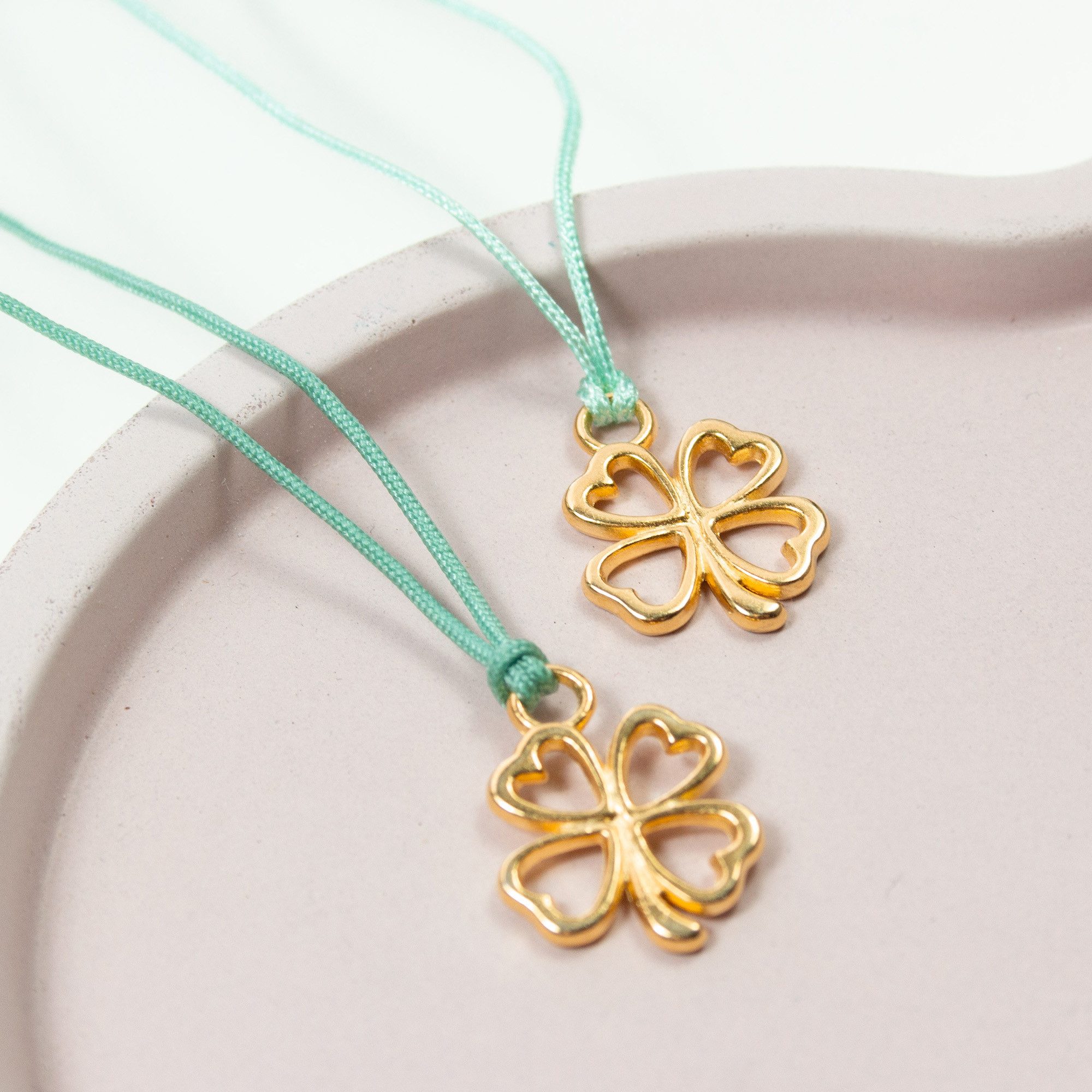 Bow & Hummingbird Armband Kleeblatt auf Karte - Glück, 24 Karat vergoldeter Anhänger
