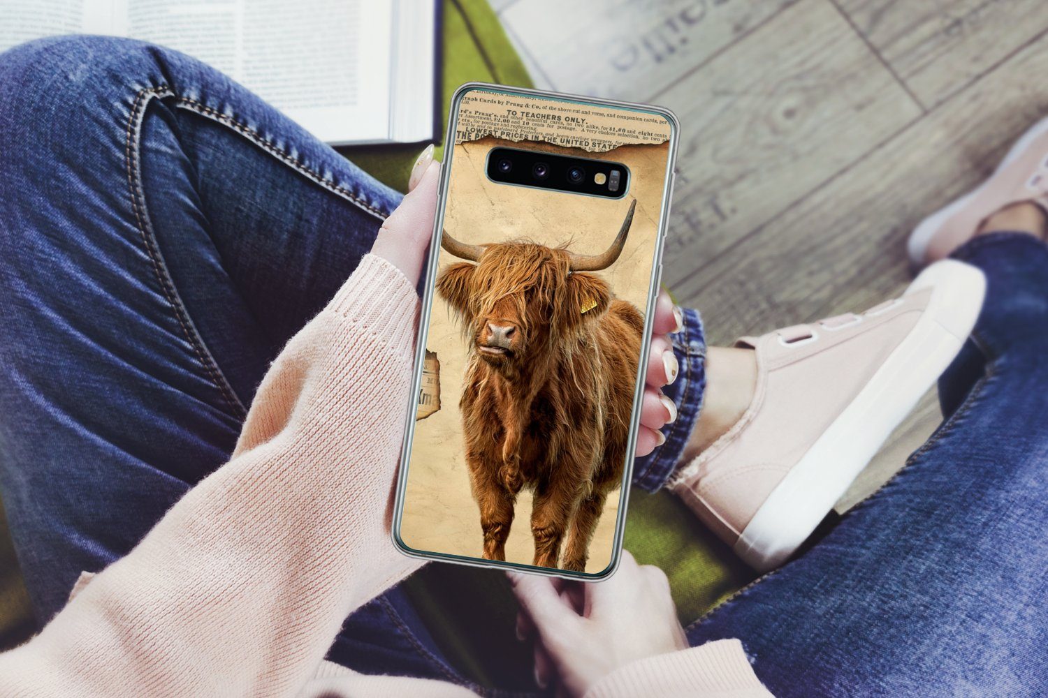 MuchoWow Handyhülle für Samsung Galaxy S10 Schottischer Highlander - Retro - Zeitungsartik, Phone Case, Silikon, Schutzhülle Dünn
