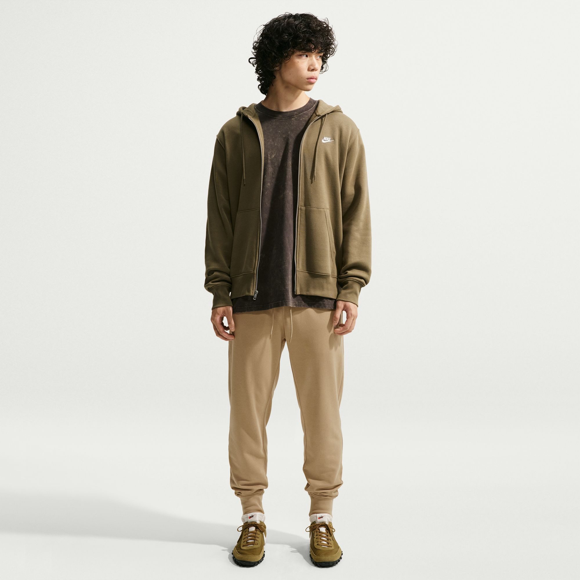 Nike Sportswear Sporthose M NK CLUB FT JOGGER mit Eingrifftaschen und Gesäßtasche mit Druckknopf