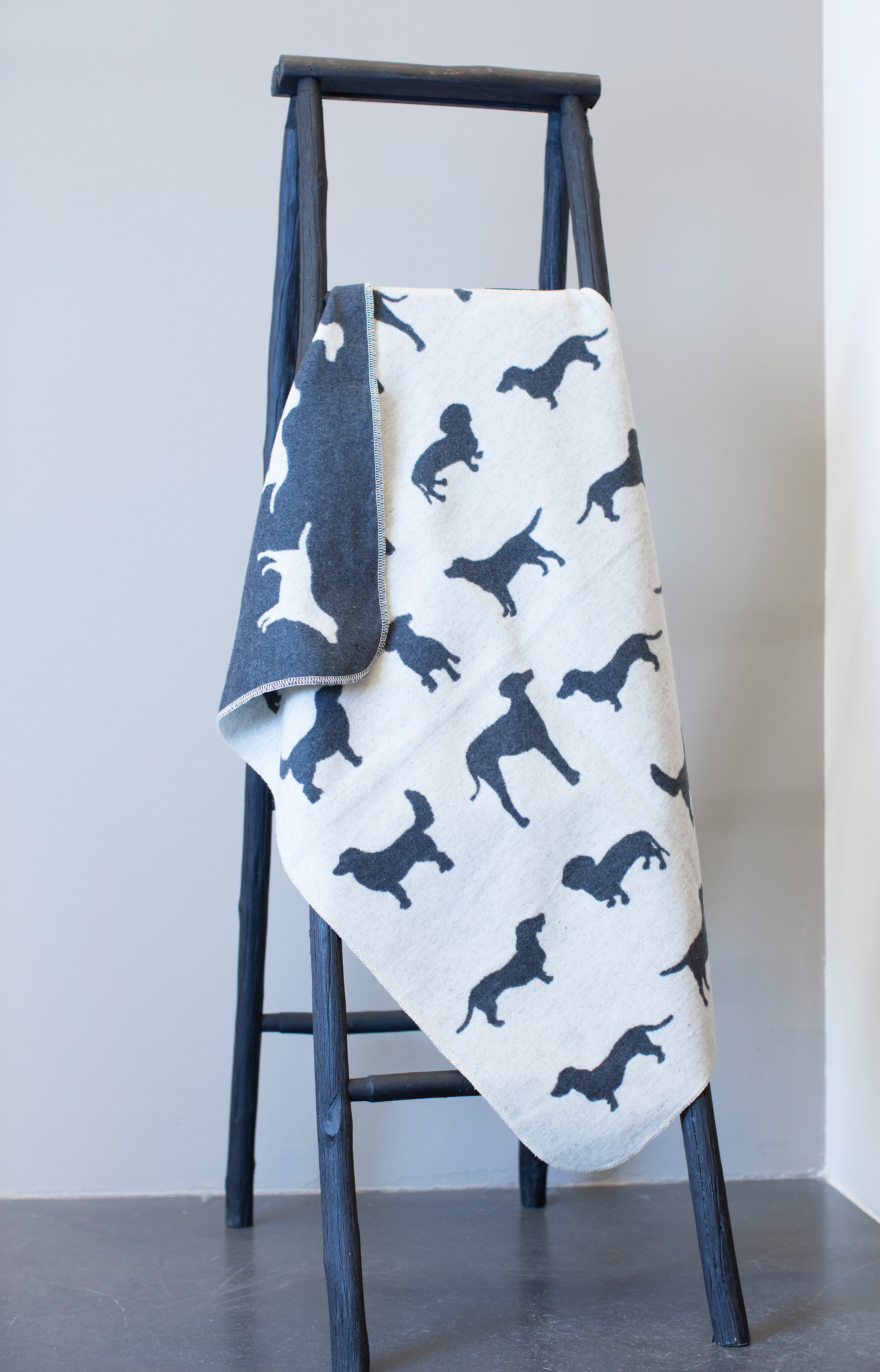 DAVID FUSSENEGGER Tierdecke Hundedecke 'Hunde allover' 70 x 90 cm Rohweiß