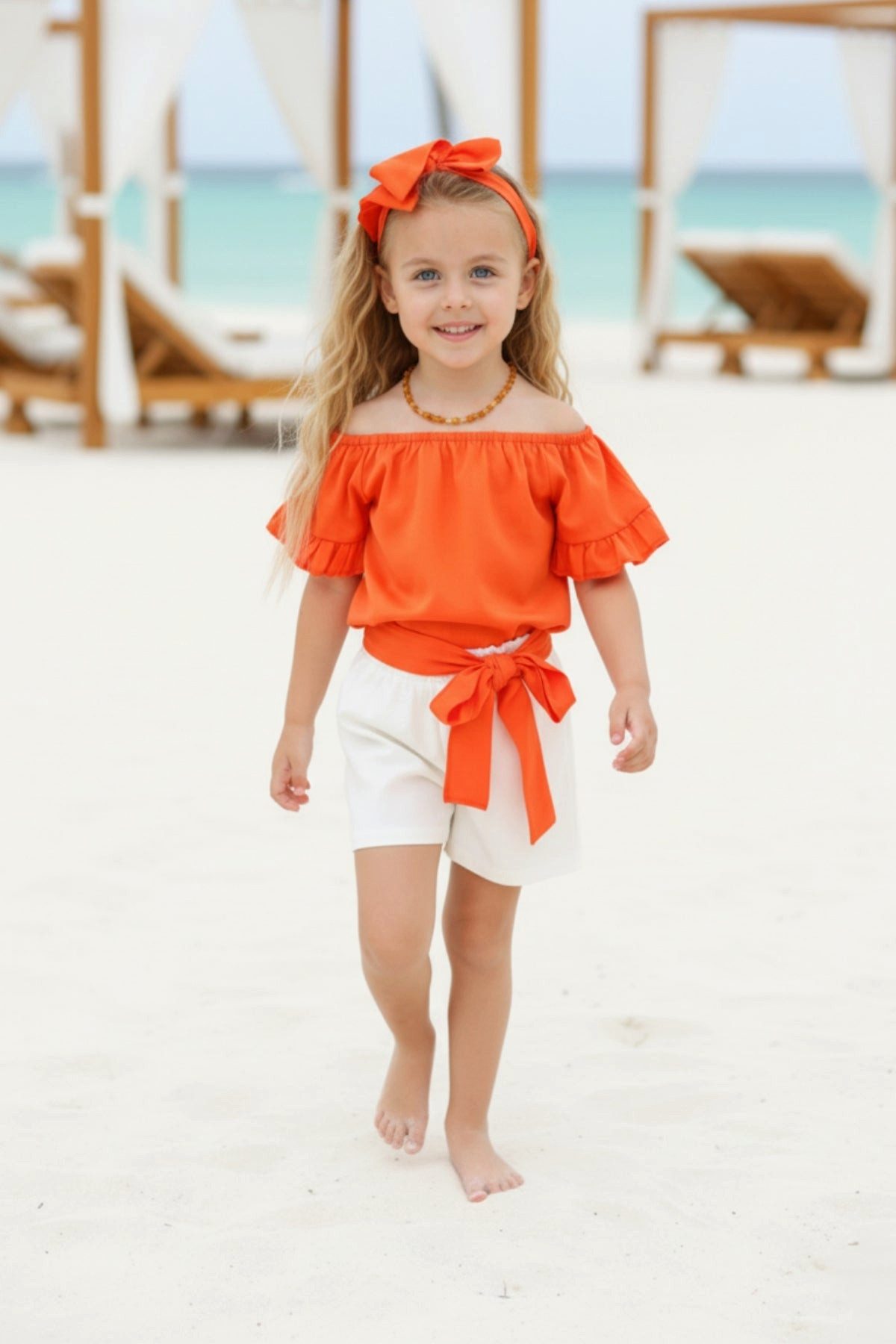 Parla Kids Shirt & Shorts Orangenes Shirt, weiße Jeans Shorts und Haarband im Set