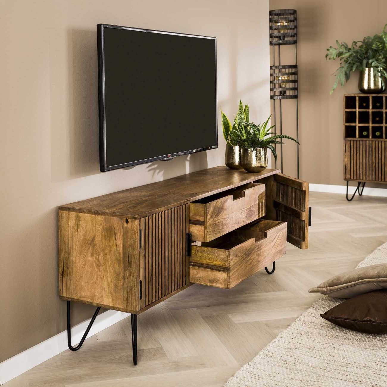 Feeling4Home TV-Board Tamil - Mangoholz massiv Braun, 2 Schubladen, 2 Türen, 135 cm, Reichlich Stauraum, Lamellen Design