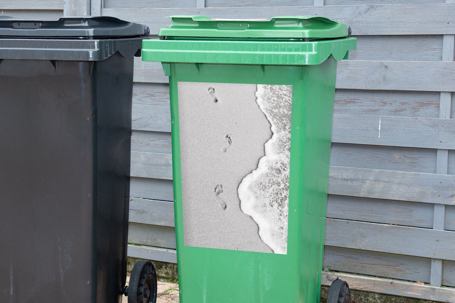 Wandsticker St), Container, Sand Hintergrund (1 Abfalbehälter als Mülleimer-aufkleber, Sticker, Mülltonne, natürlicher MuchoWow Füße im