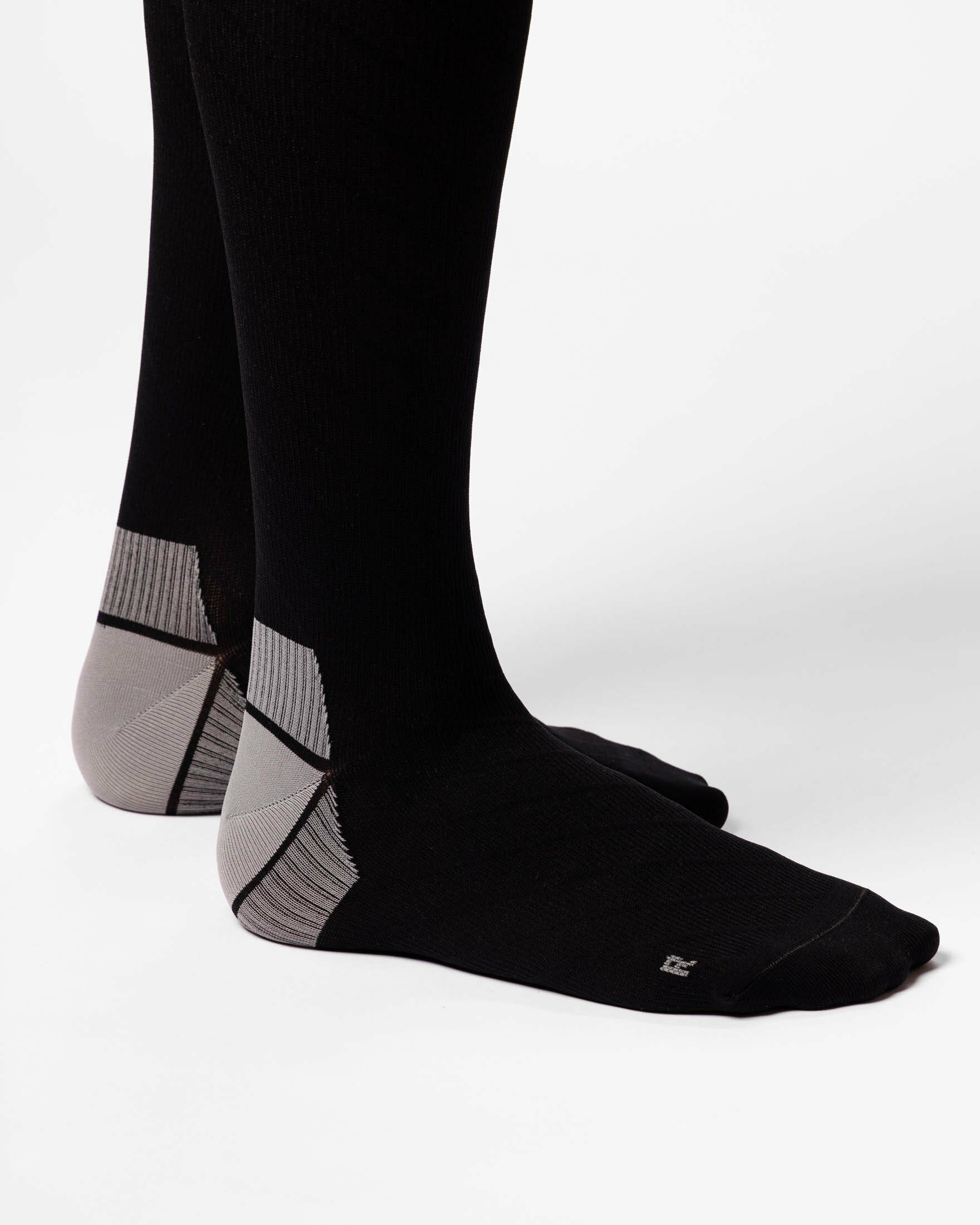 SNOCKS Kompressionsstrümpfe kniehohe Sportstrümpfe (1-Paar) mit leichter Kompression, atmungsaktiv, perfekt für den Sport