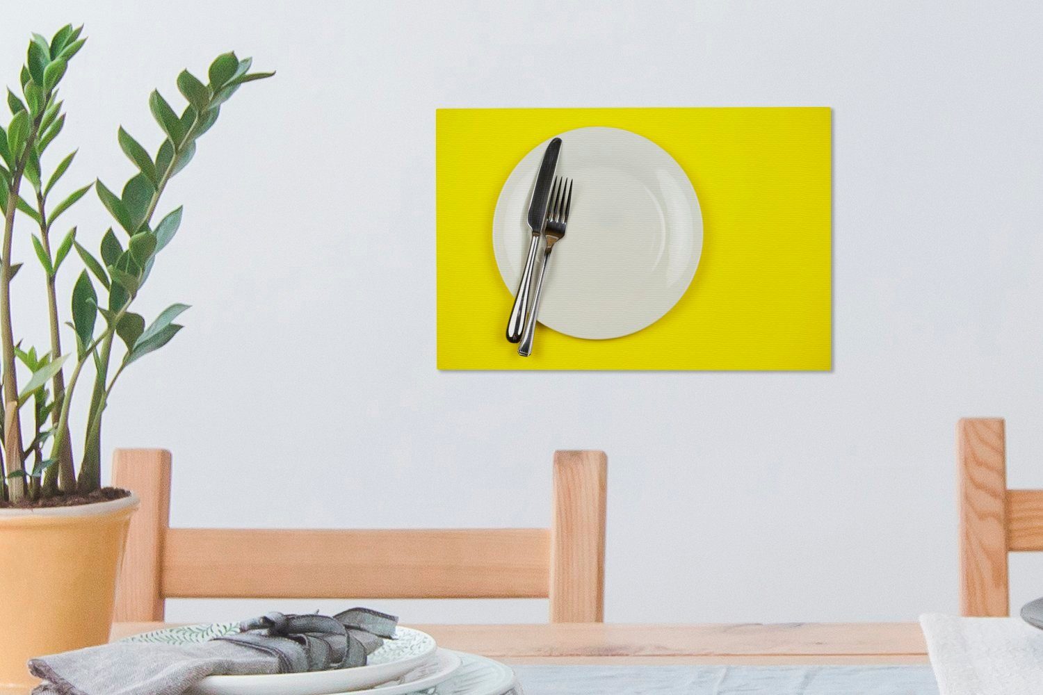 OneMillionCanvasses® Leinwandbild einem cm Teller Ein Messer Wandbild Hintergrund, Leinwandbilder, auf und Aufhängefertig, gelbem Wanddeko, Gabel (1 mit eine 30x20 St)