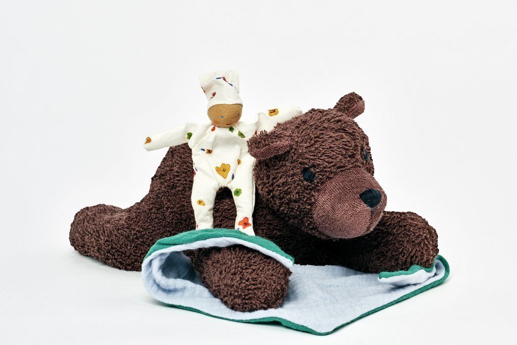 Käthe Kruse Kuscheltier Benji Bär liegend mit Püppchen super zum Kuscheln, mit Püppchen