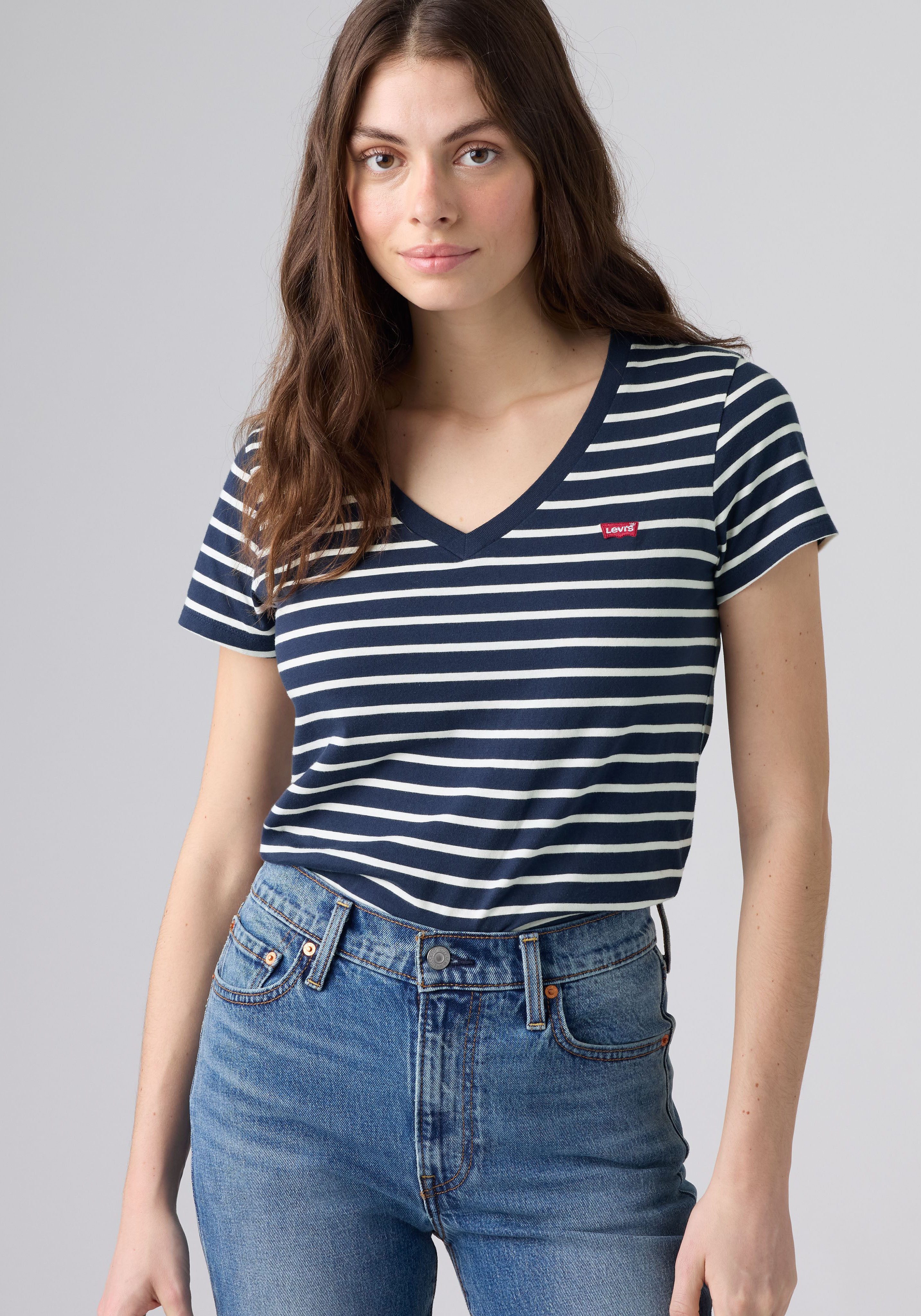 Levi's® V-Shirt PERFECT VNECK mit Mini-Batwing-Logostickerei