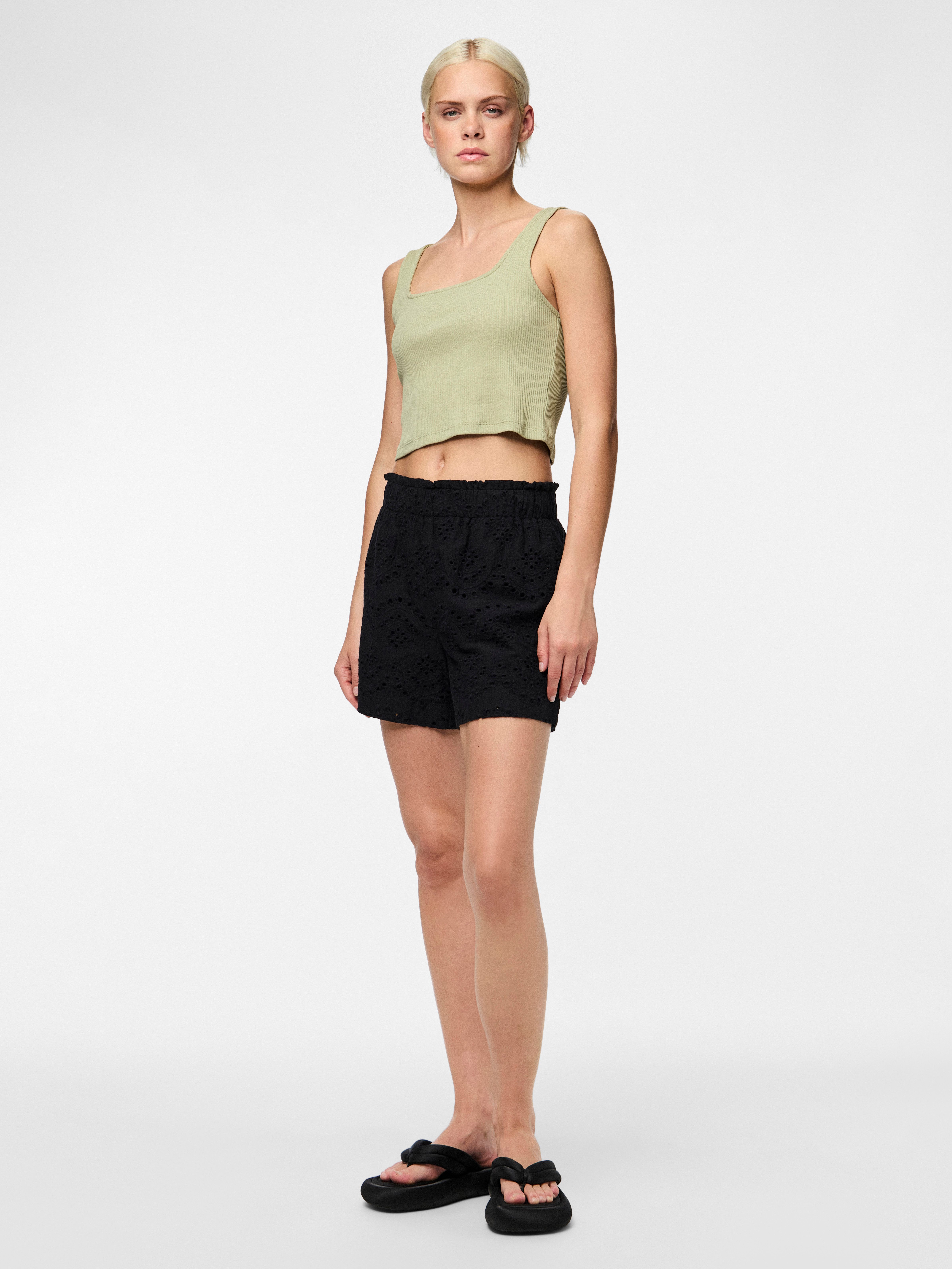 pieces Shorts PCVILDE MW SHORTS WVN NOOS mit Lochstickerei