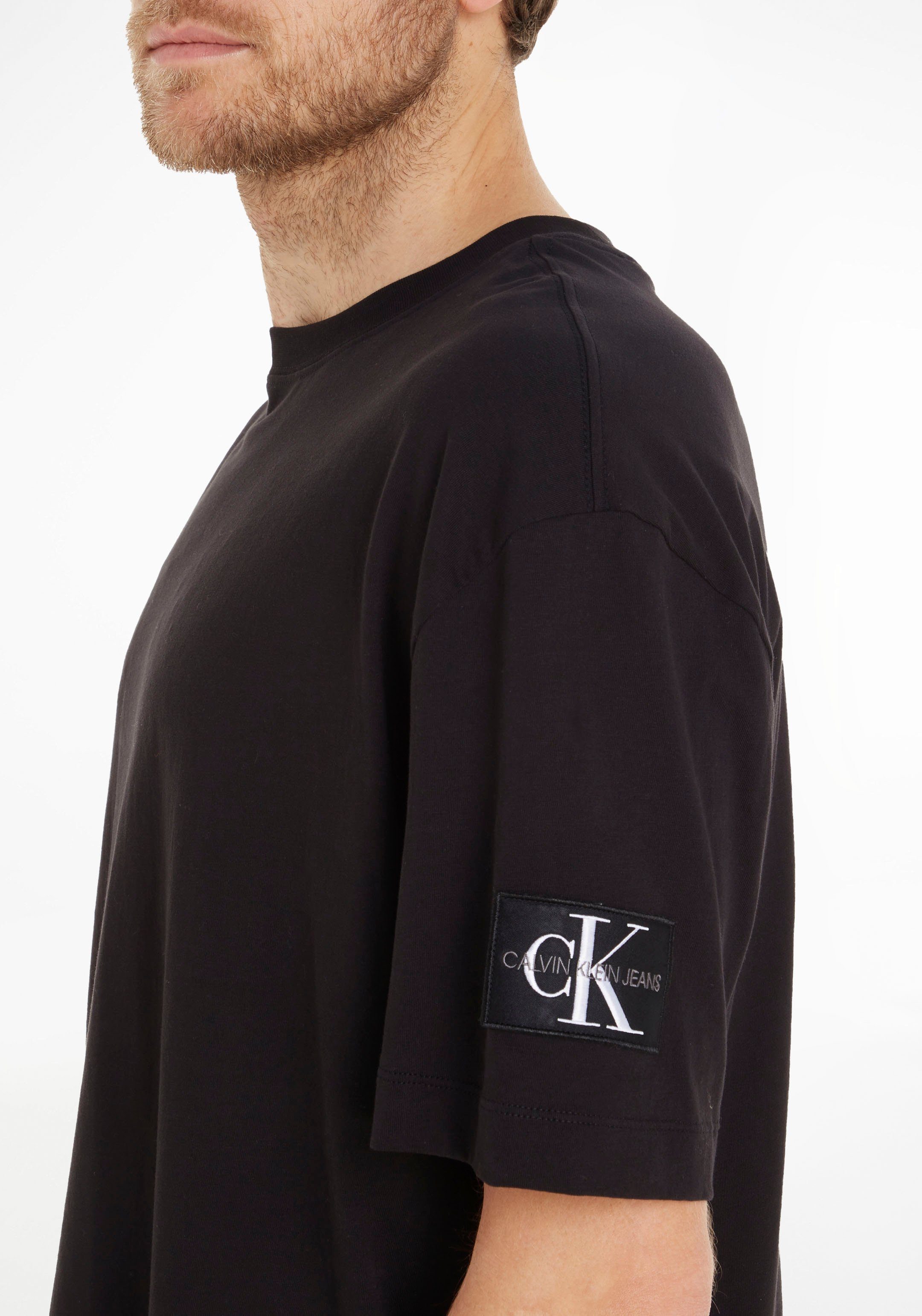 Black TEE MONOLOGO dem T-Shirt Ck Klein BADGE auf Calvin Ärmel OVERSIZED Logo-Badge Jeans mit Calvin Klein