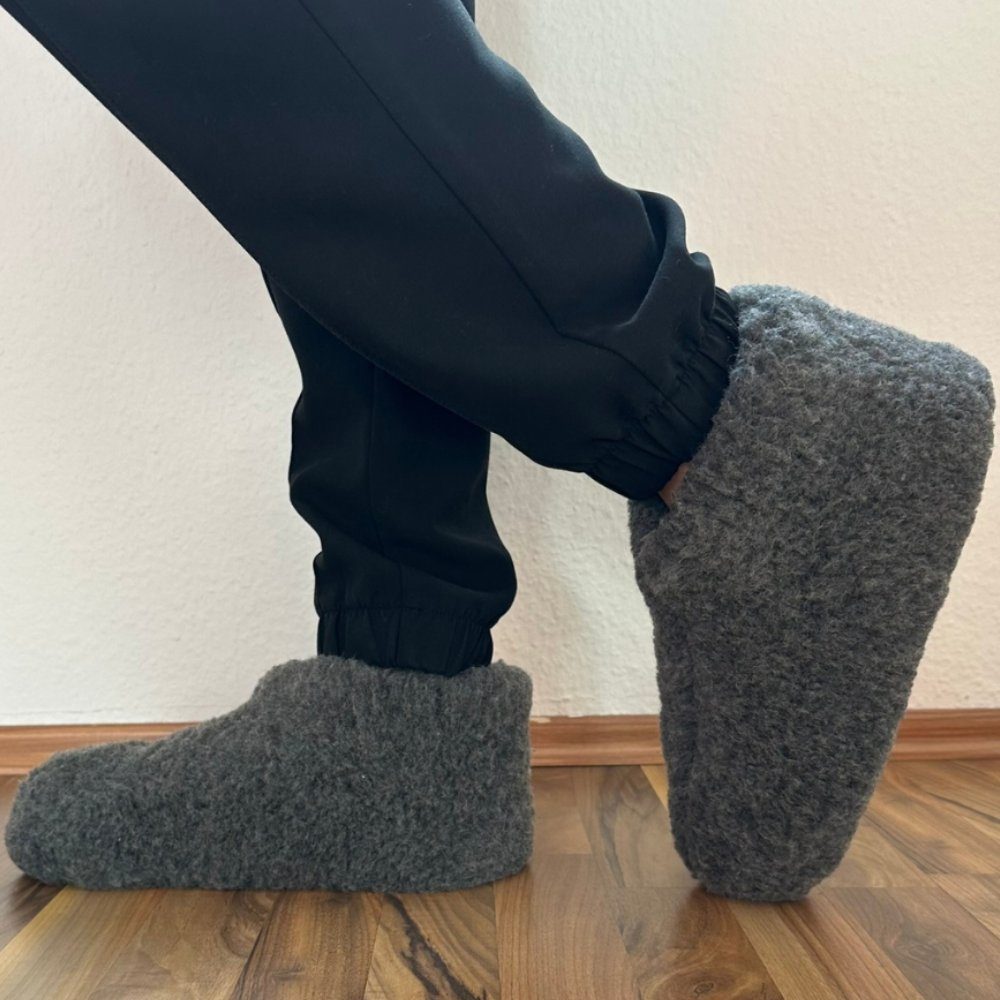 Home & Joy Montreal Hüttenschuhe (aus Schaf-Wolle weich & warm gefüttert bequem atmungsaktiv rutschfest) hohe Winter Домашняя обувь geschlossen Lamm-Fell Woll-Socken Schur-Wolle