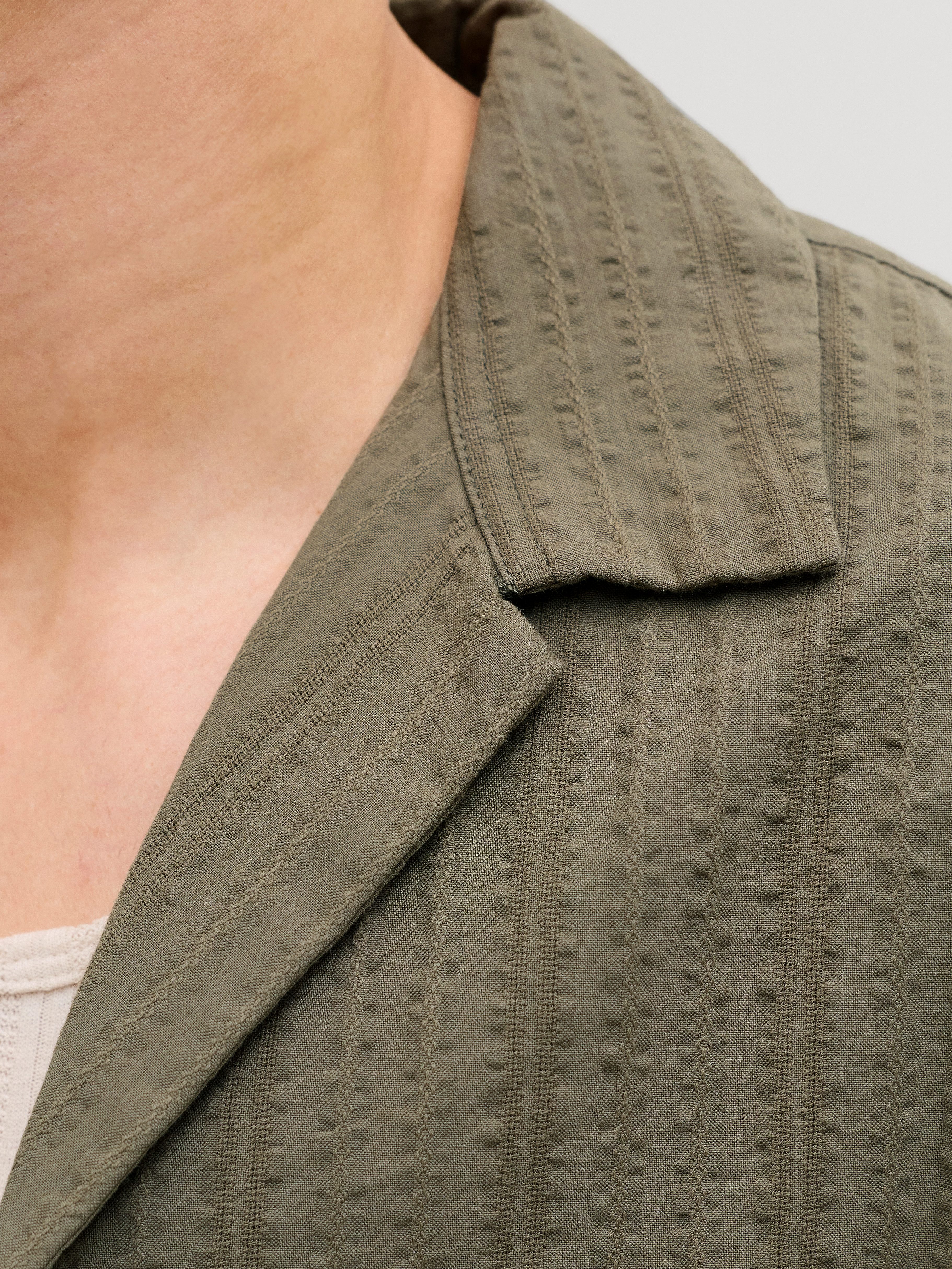 Jack & Jones Kurzarmhemd JJETYSON RESORT SHIRT SS SN mit Resort-Kragen