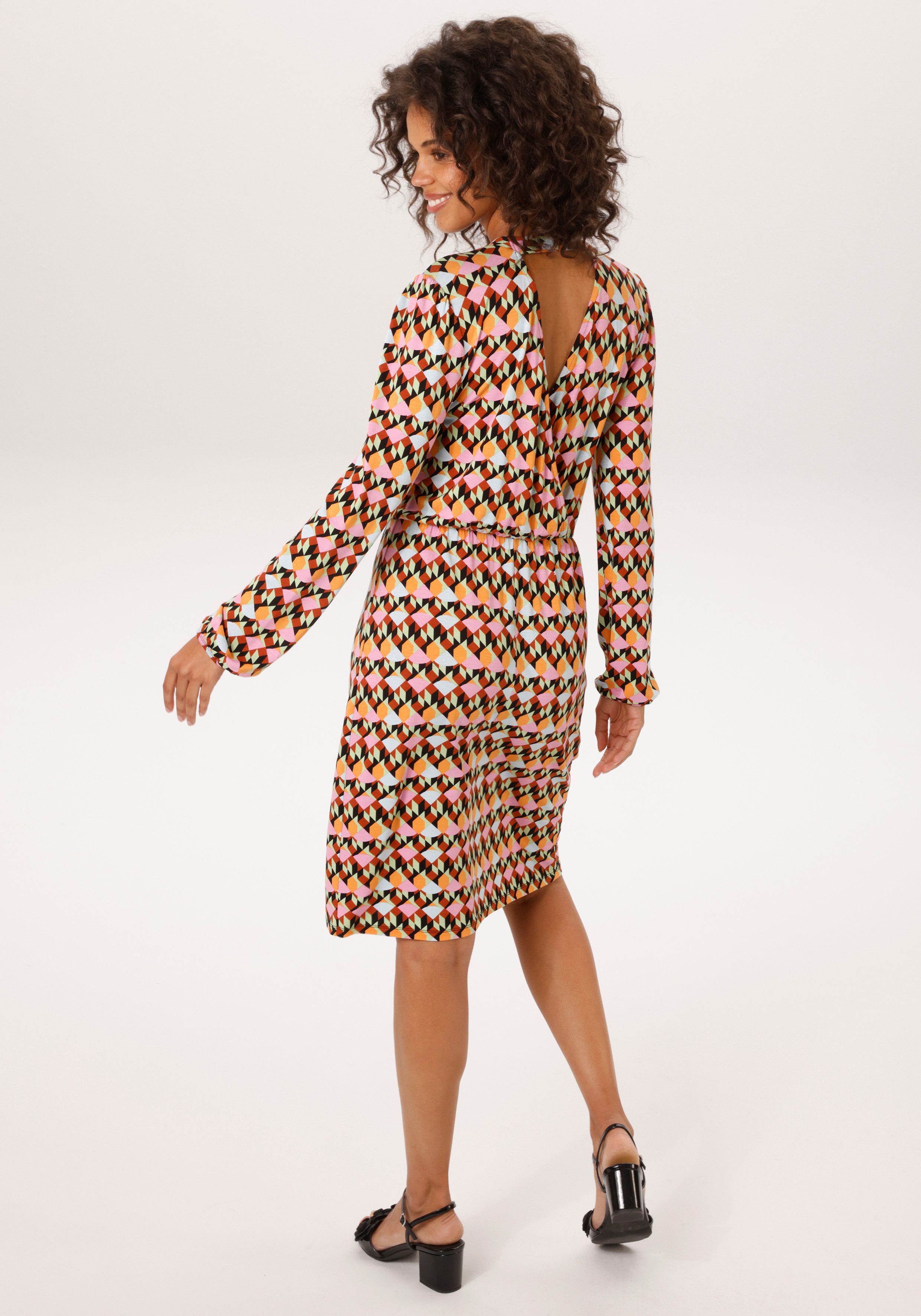 Aniston CASUAL Jerseykleid mit tiefem Rückenausschnitt in Wickeloptik