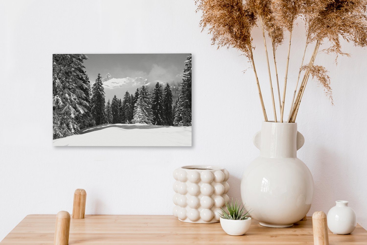 OneMillionCanvasses® Leinwandbild Die schneebedeckten Bäume 30x20 cm (1 in Bergen schaffen Aufhängefertig, den Leinwandbilder, Wanddeko, weihnachtliche, St), eine Wandbild