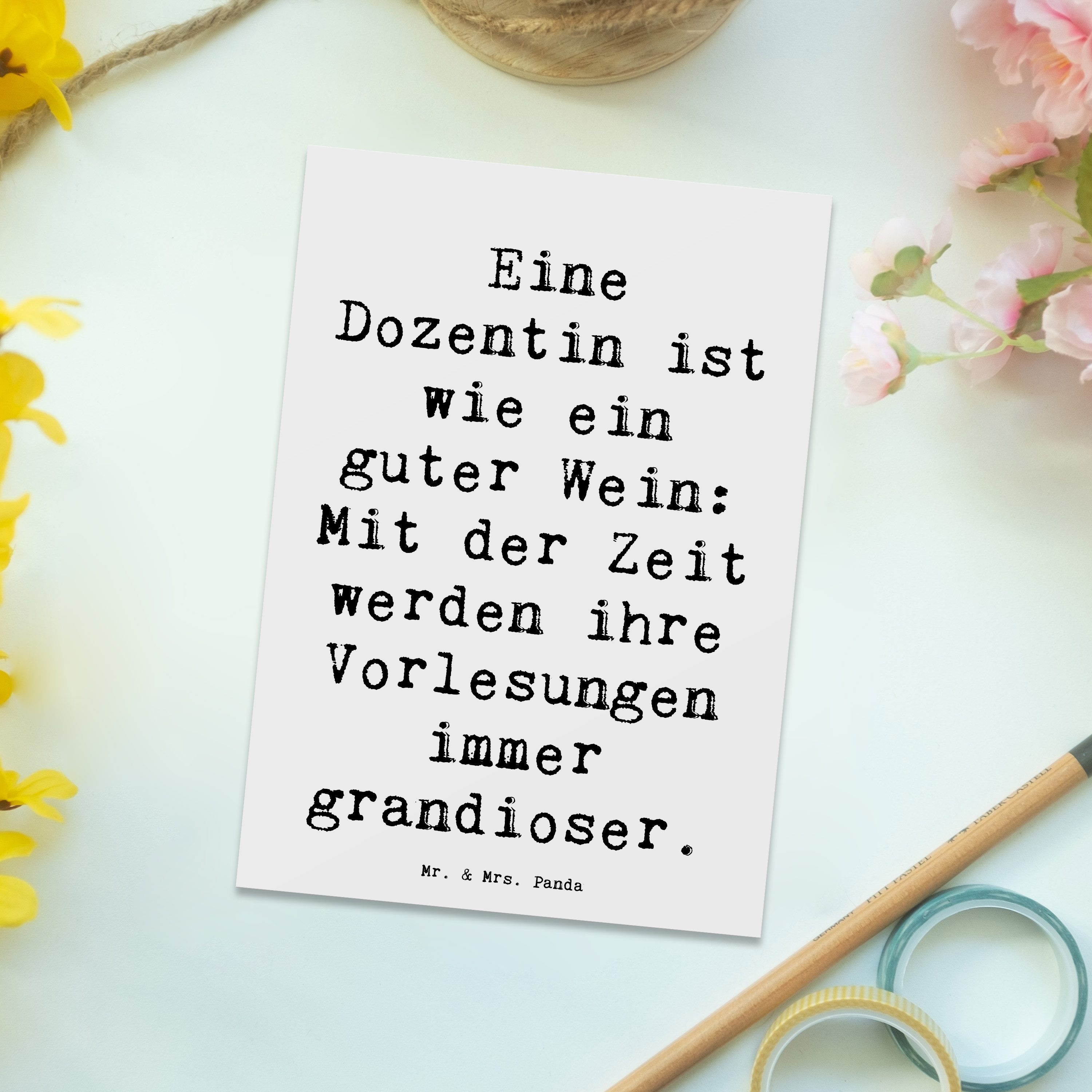 Thumbnail - Mr. & Mrs. Panda Postkarte Eine Dozentin ist wie ein guter Wein: Mit der Zeit werden ihre Vorles, Matt Rückseite