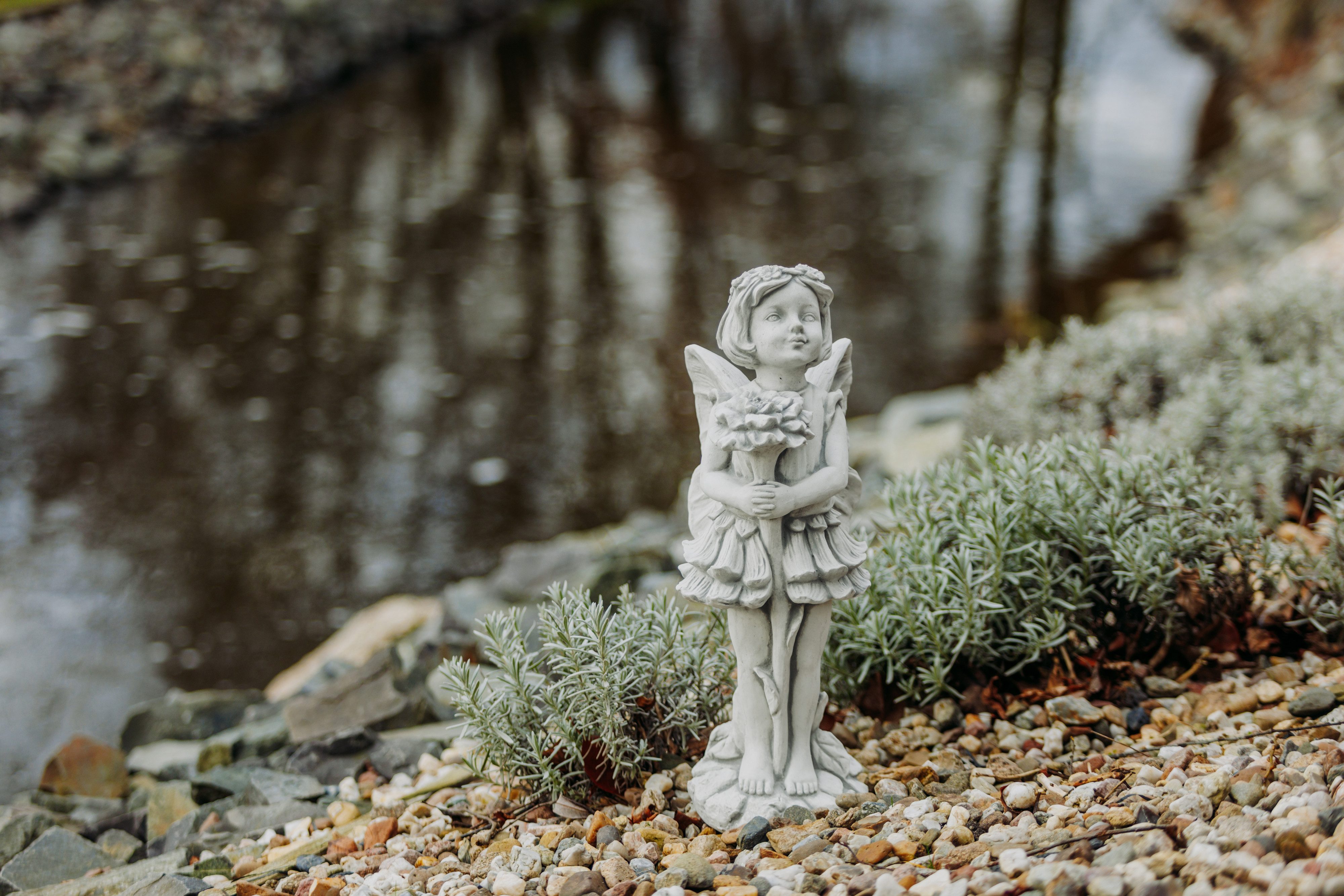 gartendekoparadies.de Gartenfigur Bezaubernde Elfe mit Blume, Steinfigur, H. 50 cm, 10 kg, Frostsicher