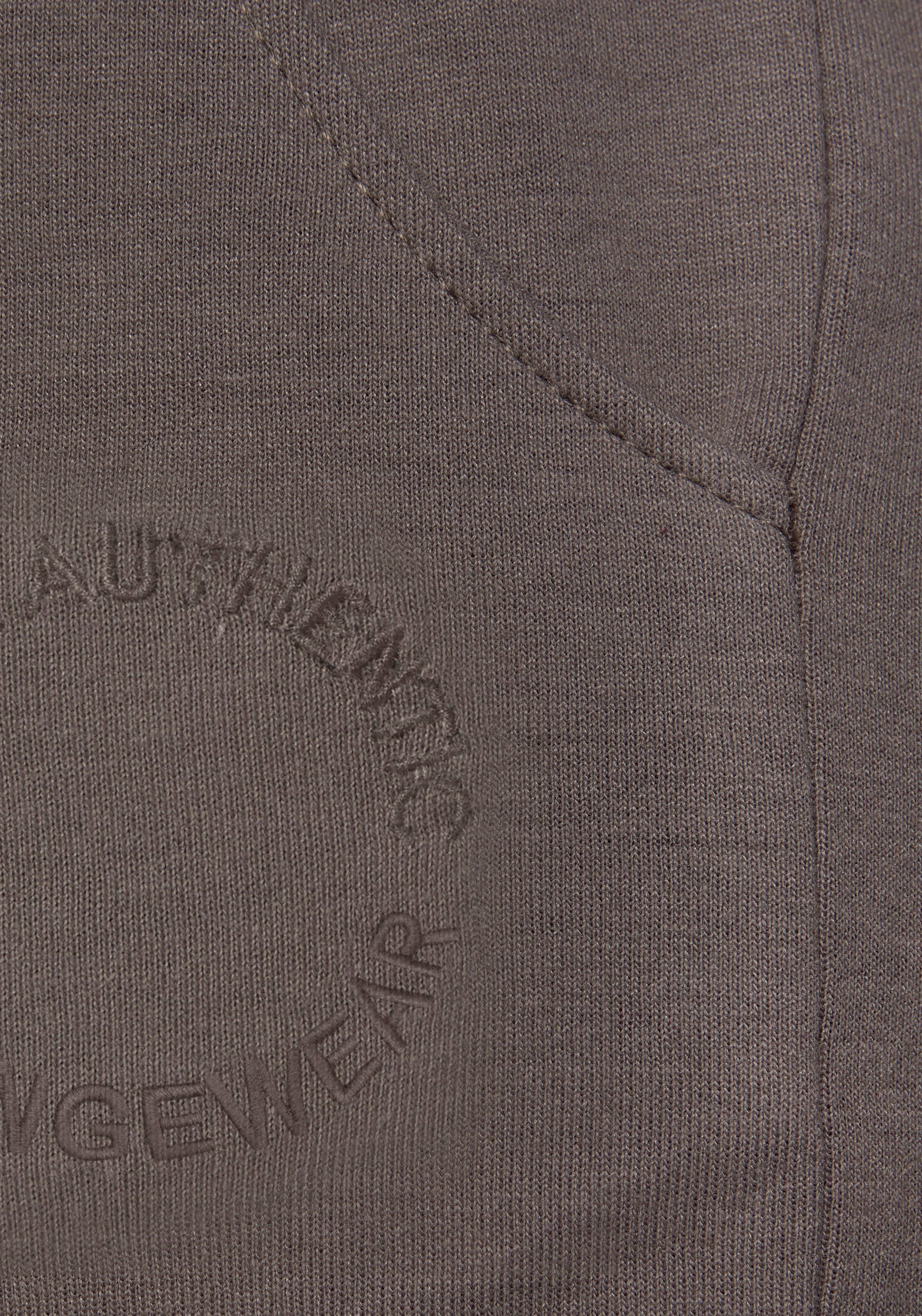 Bench. Loungewear Sweatshorts mit Logostickerei und seitlichen Taschen, Loungewear