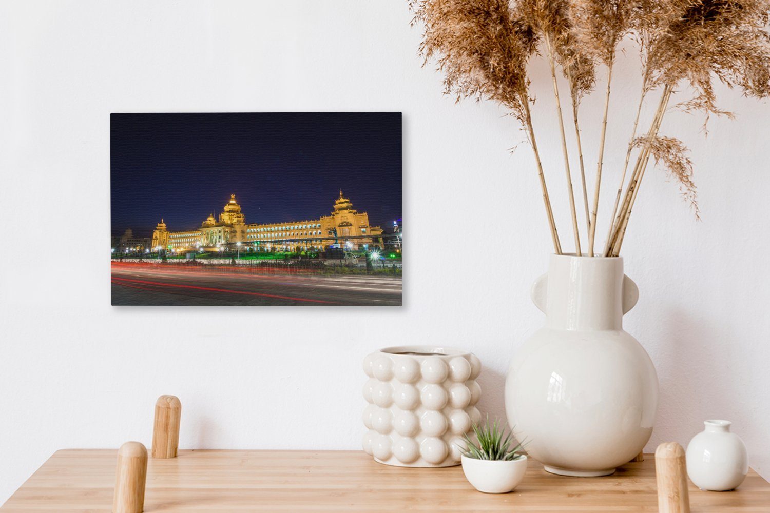 OneMillionCanvasses® Leinwandbild Eine goldfarbene Vidhana (1 Soudha Aufhängefertig, cm Wanddeko, St), Wandbild in Leinwandbilder, Bangalore, 30x20