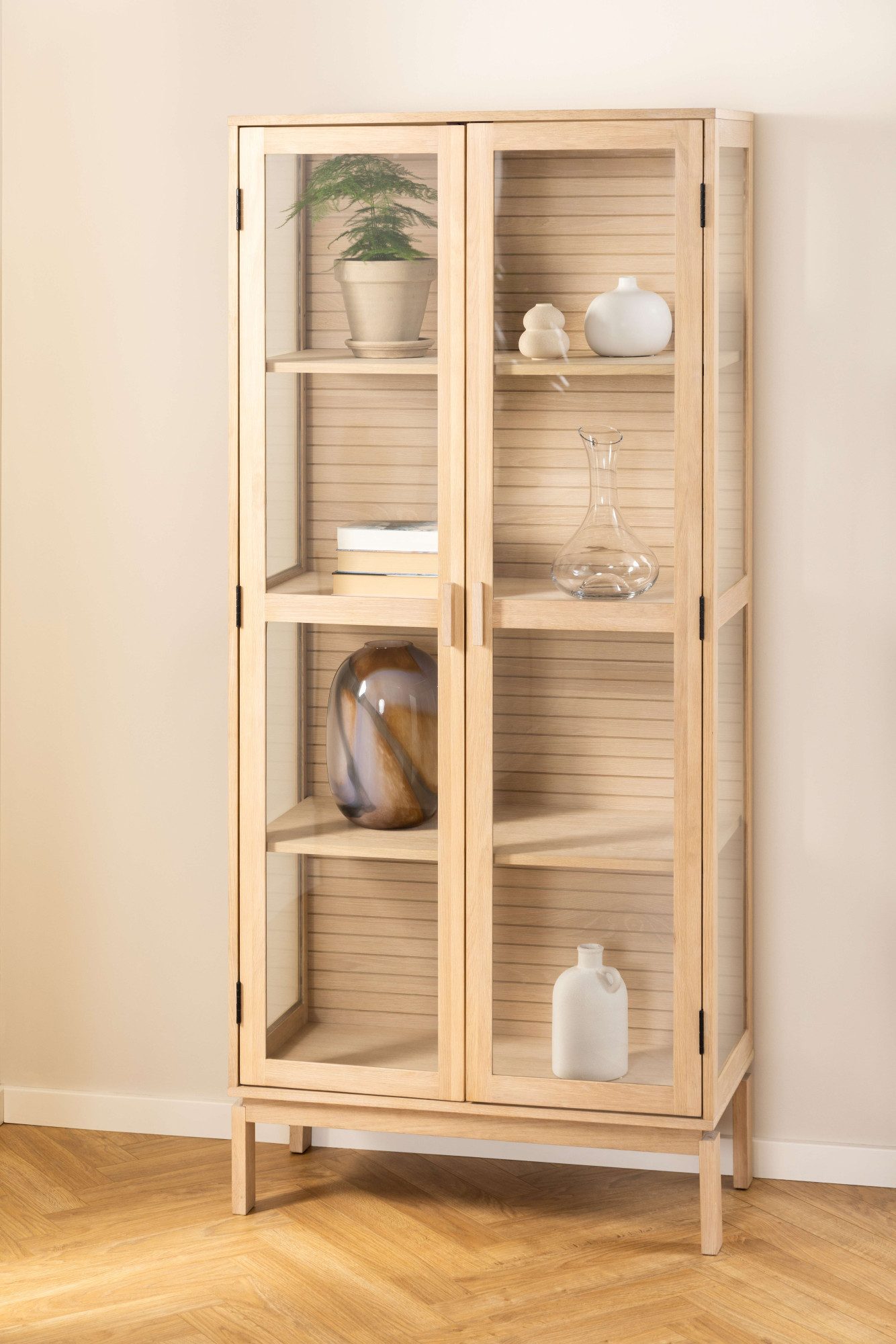 ACTONA GROUP Stauraumschrank Linley Vitrine, Mehrzweckschrank, Eichenfurnier/Eiche, Lamellenrücken, 3 Einlegeböden, 2 Glastüren