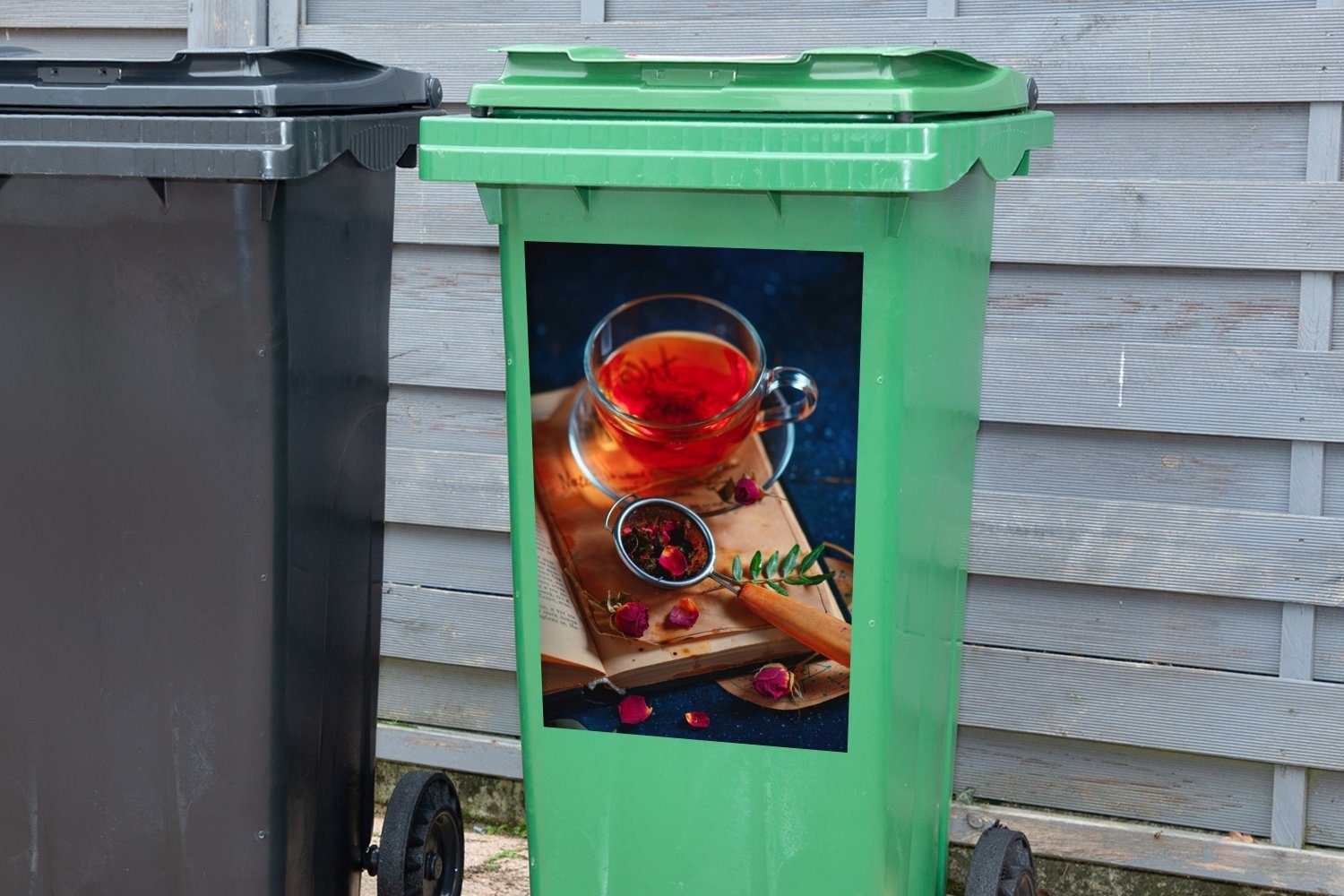 MuchoWow Wandsticker Tasse Tee mit Mülleimer-aufkleber, Sticker, Buch (1 Rosenblättern einem Mülltonne, auf Container, alten St), Abfalbehälter