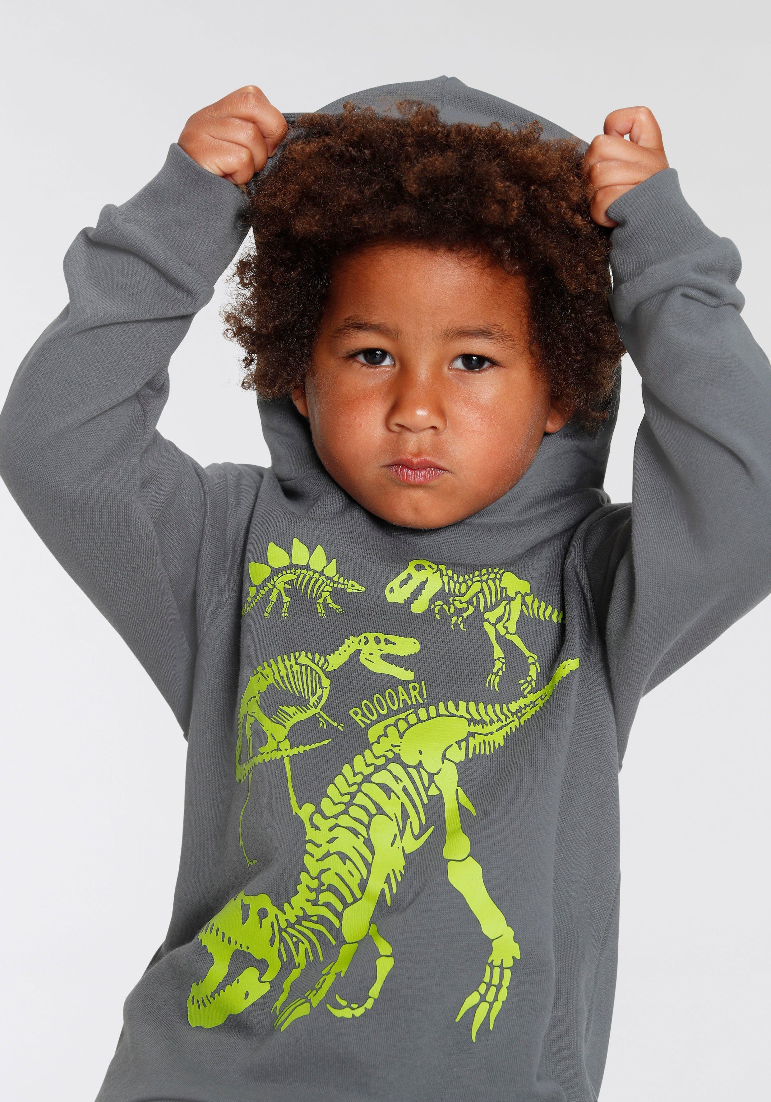 KIDSWORLD Kapuzensweatshirt DINO Langarm, Basic-Passform, mit stylischem Druck, aus Baumwolle – Bild 4 von 5
