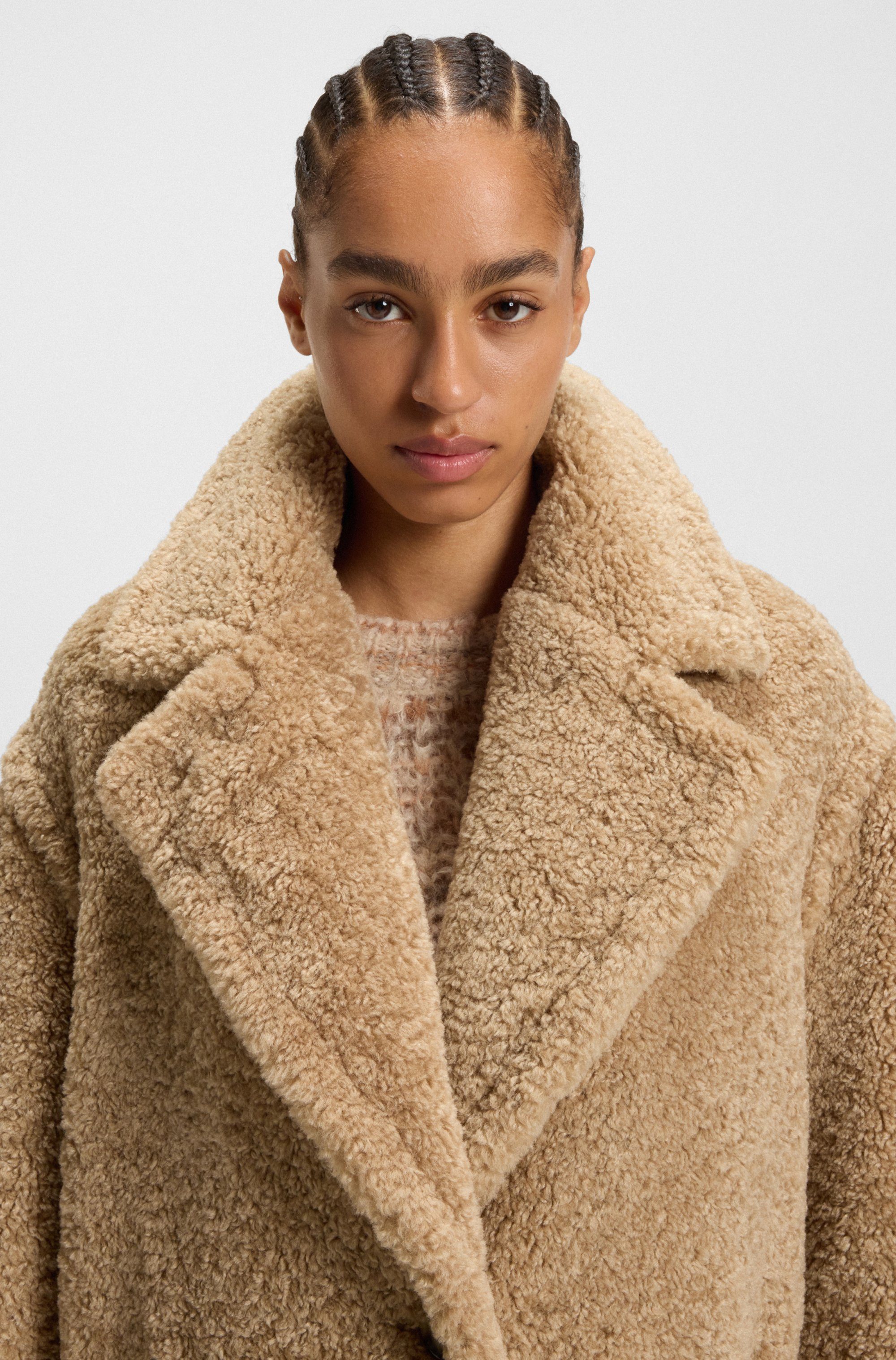 BOSS ORANGE Kurzmantel Catedy Premium Damenmode aus softem Teddy, Relaxed Fit