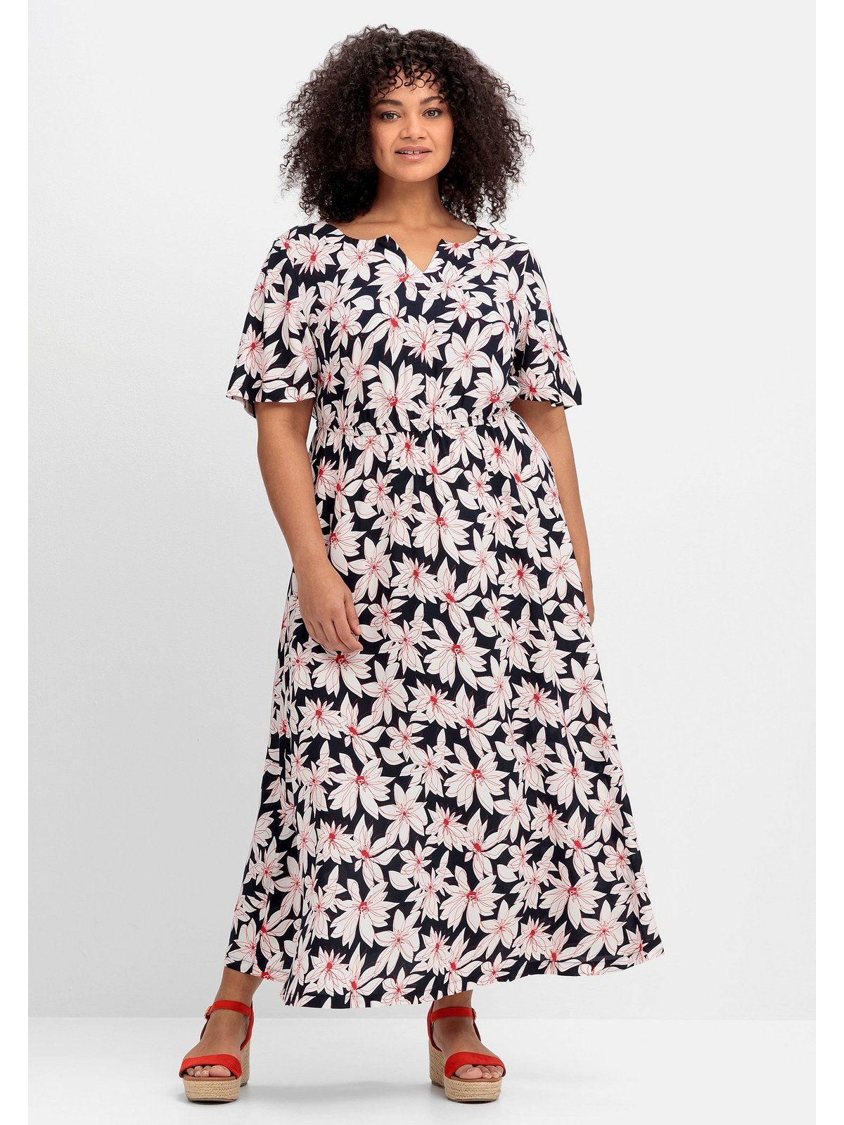 Sheego Maxikleid Große Größen mit Blumenprint und Bindeband hinten. Reduzierter Preis € 47,00. Unverbindliche Preisempfehlung € 119,00