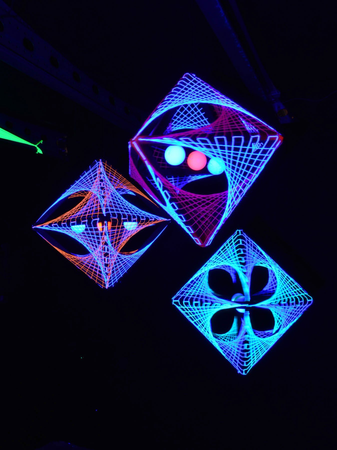 PSYWORK Dekoobjekt Schwarzlicht 3D StringArt Fadendeko Oktaeder "Green Shadow", 60cm, UV-aktiv, leuchtet unter Schwarzlicht