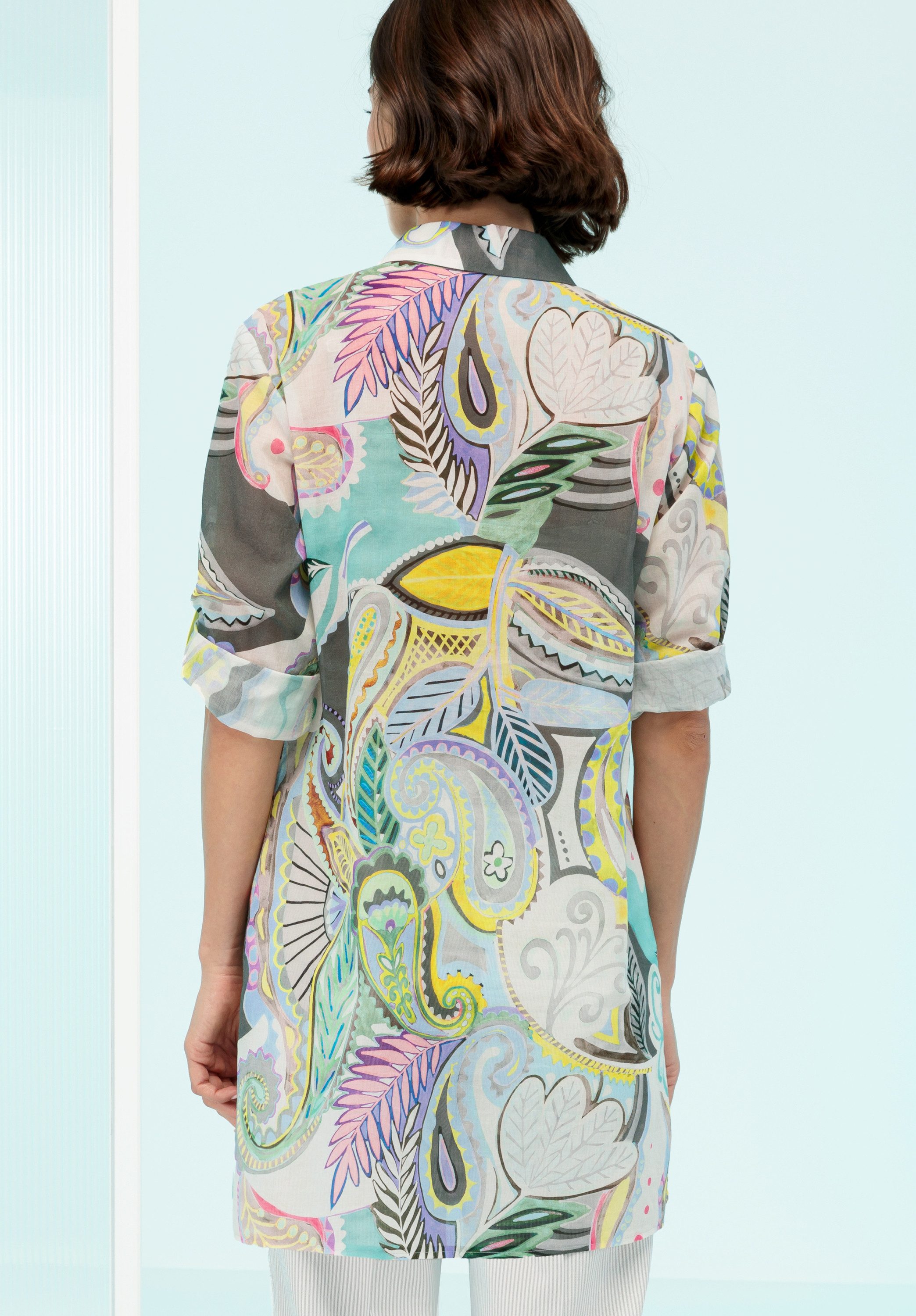 bianca Longbluse DAIRA mit modernem Paisley Muster in Trendfarben