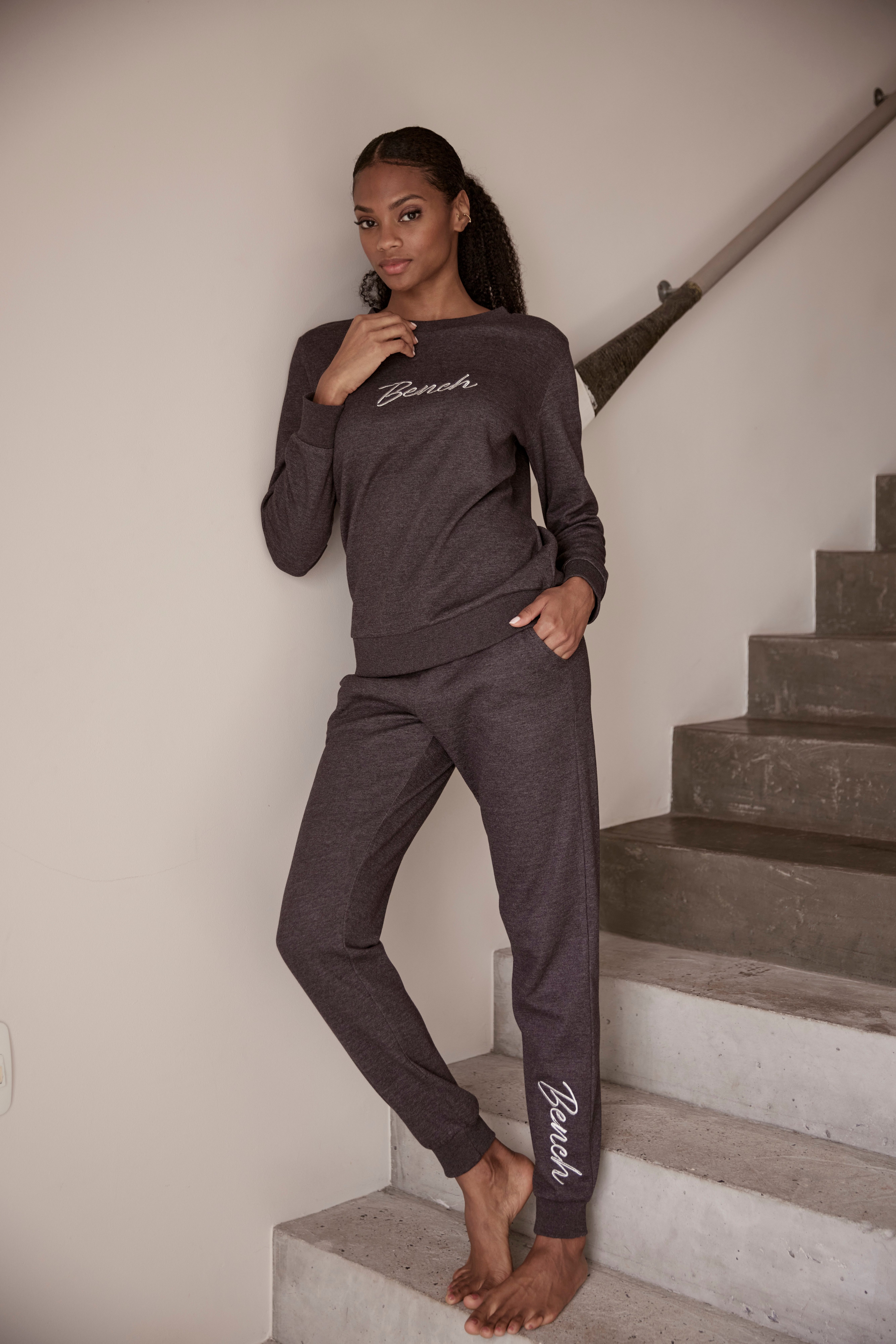 Bench. Loungewear Sweatshirt mit glänzender Logostickerei, Loungewear