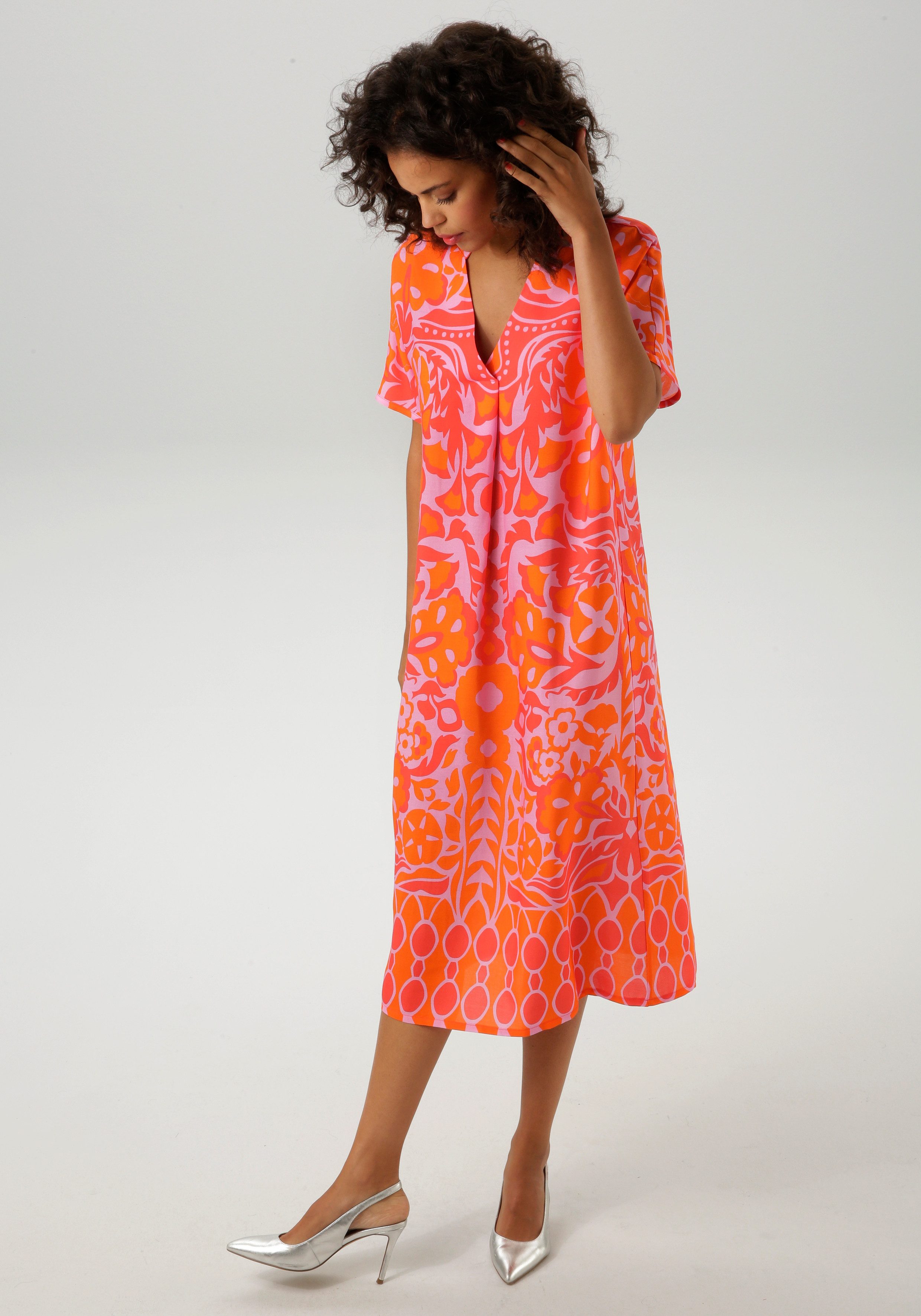 Aniston CASUAL Sommerkleid mit extravagantem, grafischen Druck günstig online kaufen