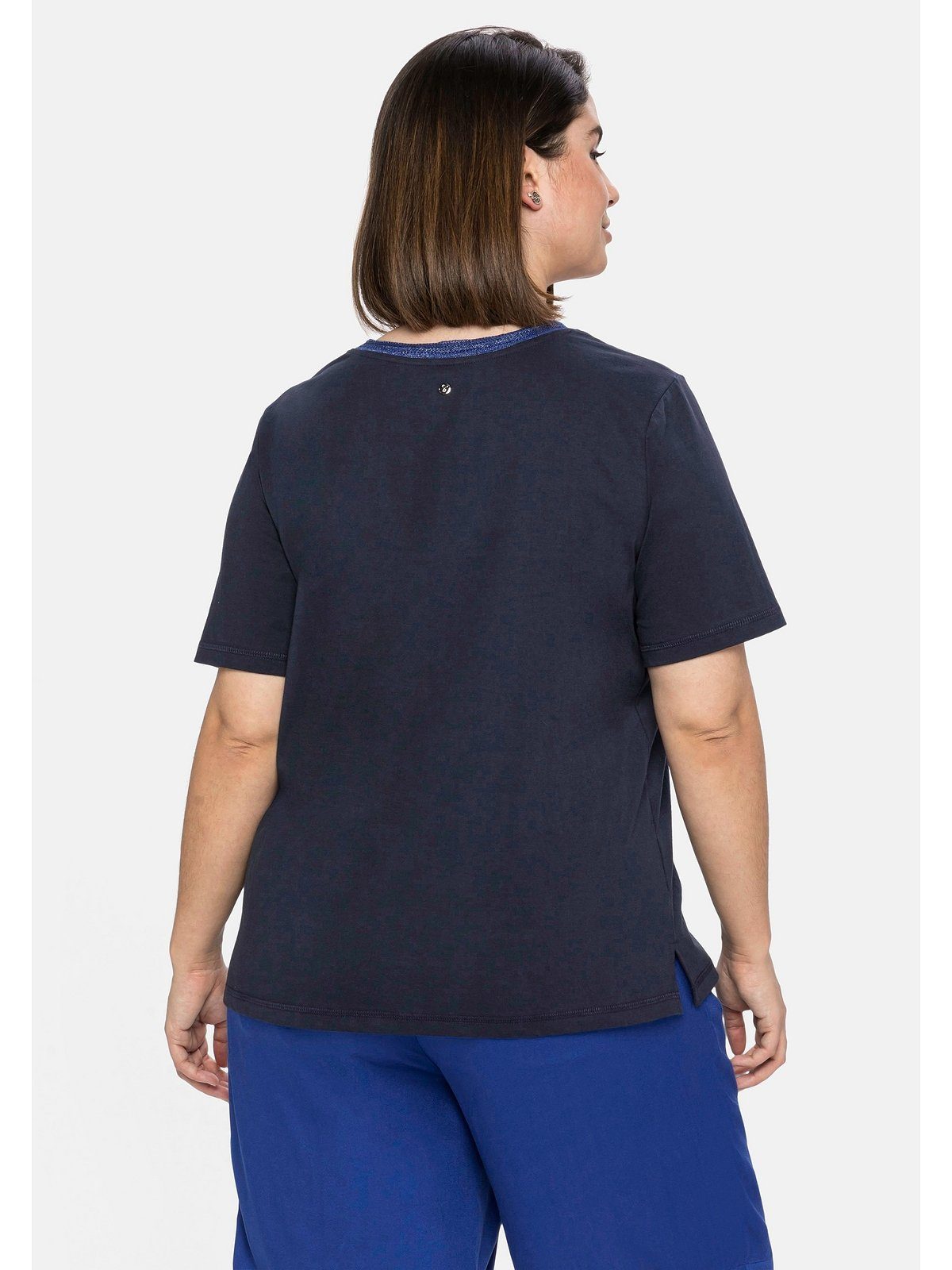T-Shirt und am Ausschnitt Sheego Größen Große Effektgarn Frontdruck nachtblau mit modischem