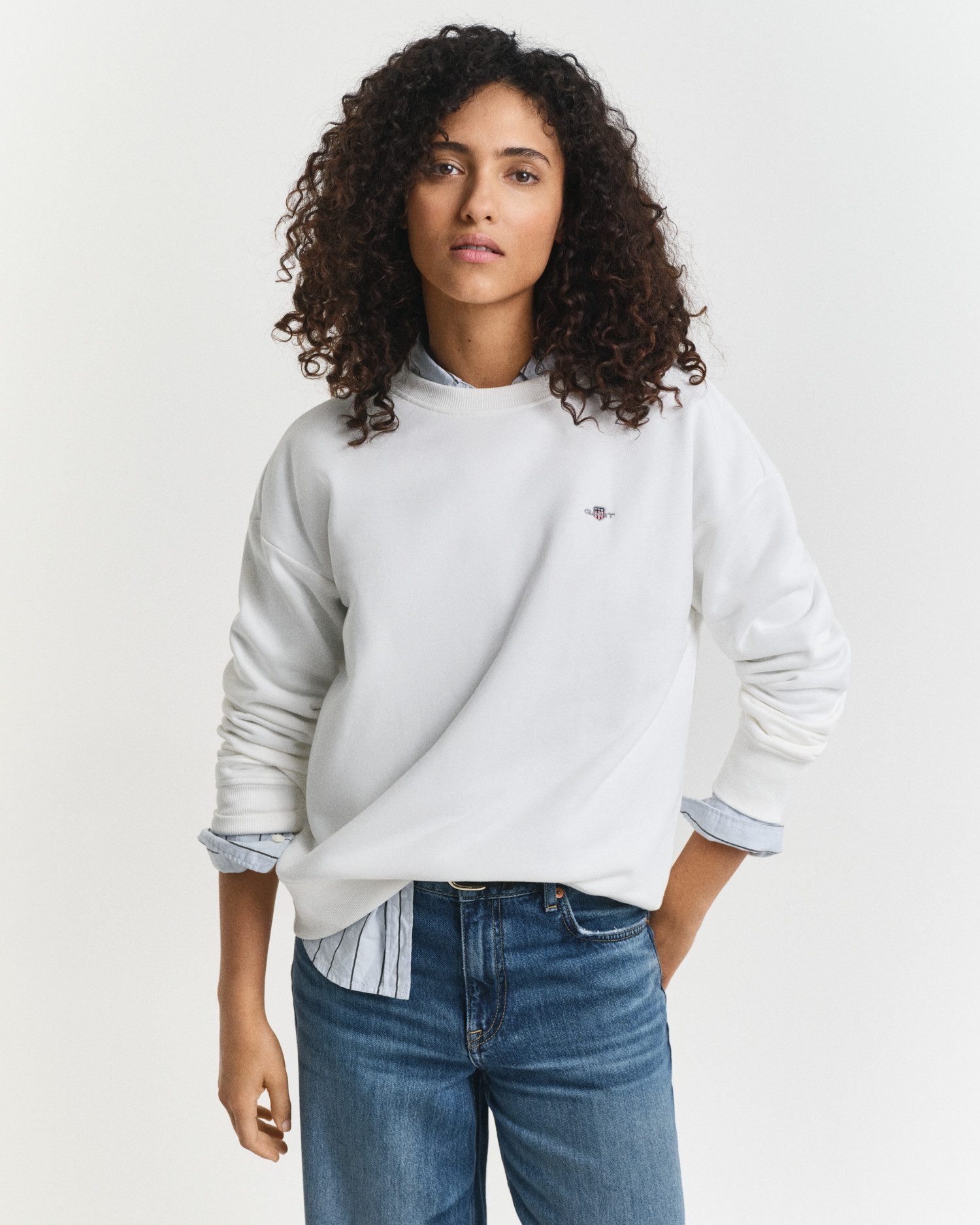 Gant Sweatshirt SHIELD C-NECK SWEAT Grafische GANT-Stickerei auf der Brust