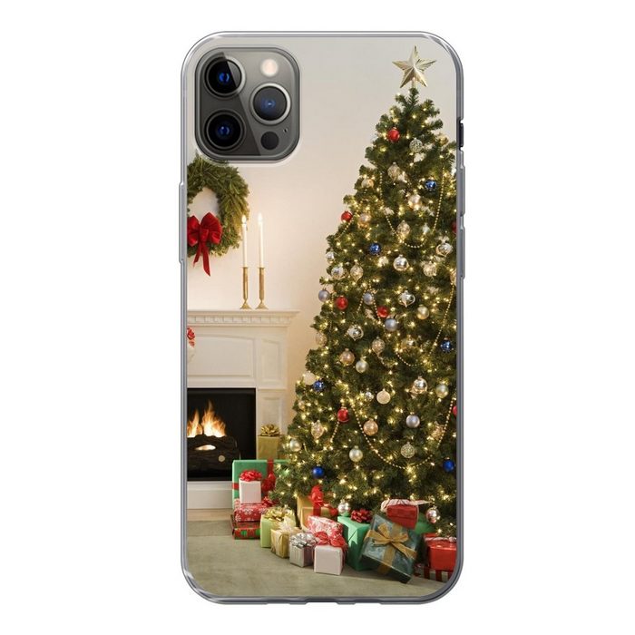 MuchoWow Handyhülle Ein Weihnachtsbaum mit Geschenken neben einem Kamin Handyhülle Apple iPhone 13 Pro Max Smartphone-Bumper Print Handy