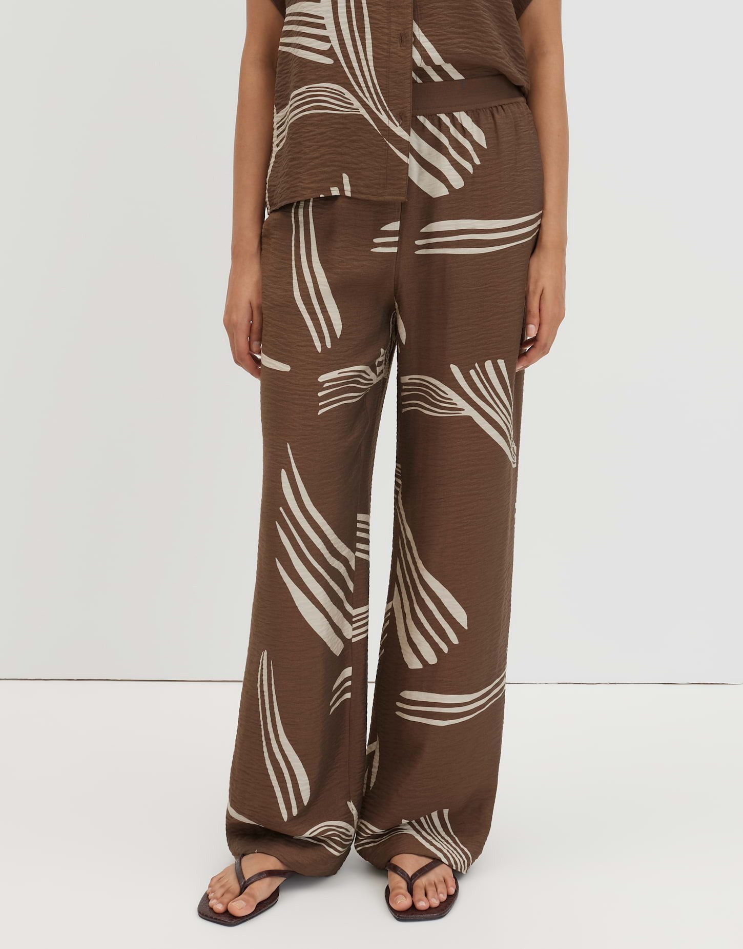 Stoffhose CEVIL LEAF mit linearem Blütenprint