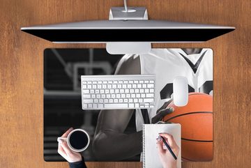 MuchoWow Gaming Mauspad Schwarzer und weißer Basketballspieler mit einem orangefarbenen (1-St), Büro für Tastatur und Maus, Mousepad Gaming, 90x60 cm, XXL, Großes
