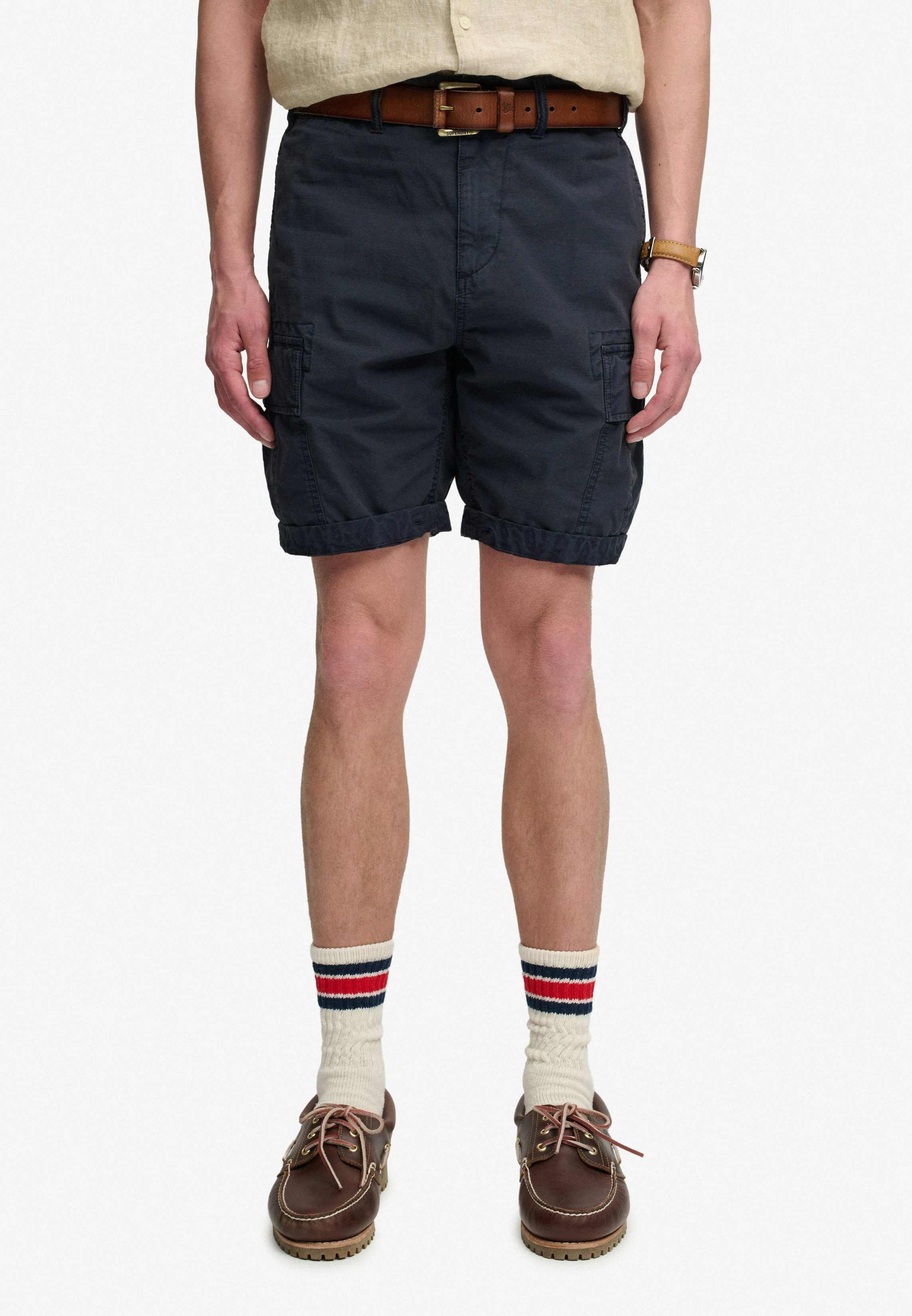 Superdry Cargoshorts RIPSTOP LIGHT CARGO SHORT Relaxed Fit, knielange Schnittform, mit Reißverschluss
