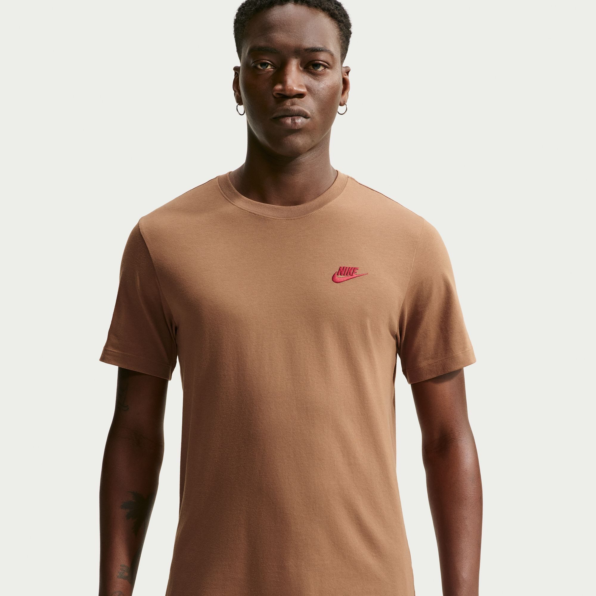 Nike Sportswear T-Shirt M NSW CLUB TEE mit Logostickerei auf der Brust, aus Jersey-Material, Regular Fit