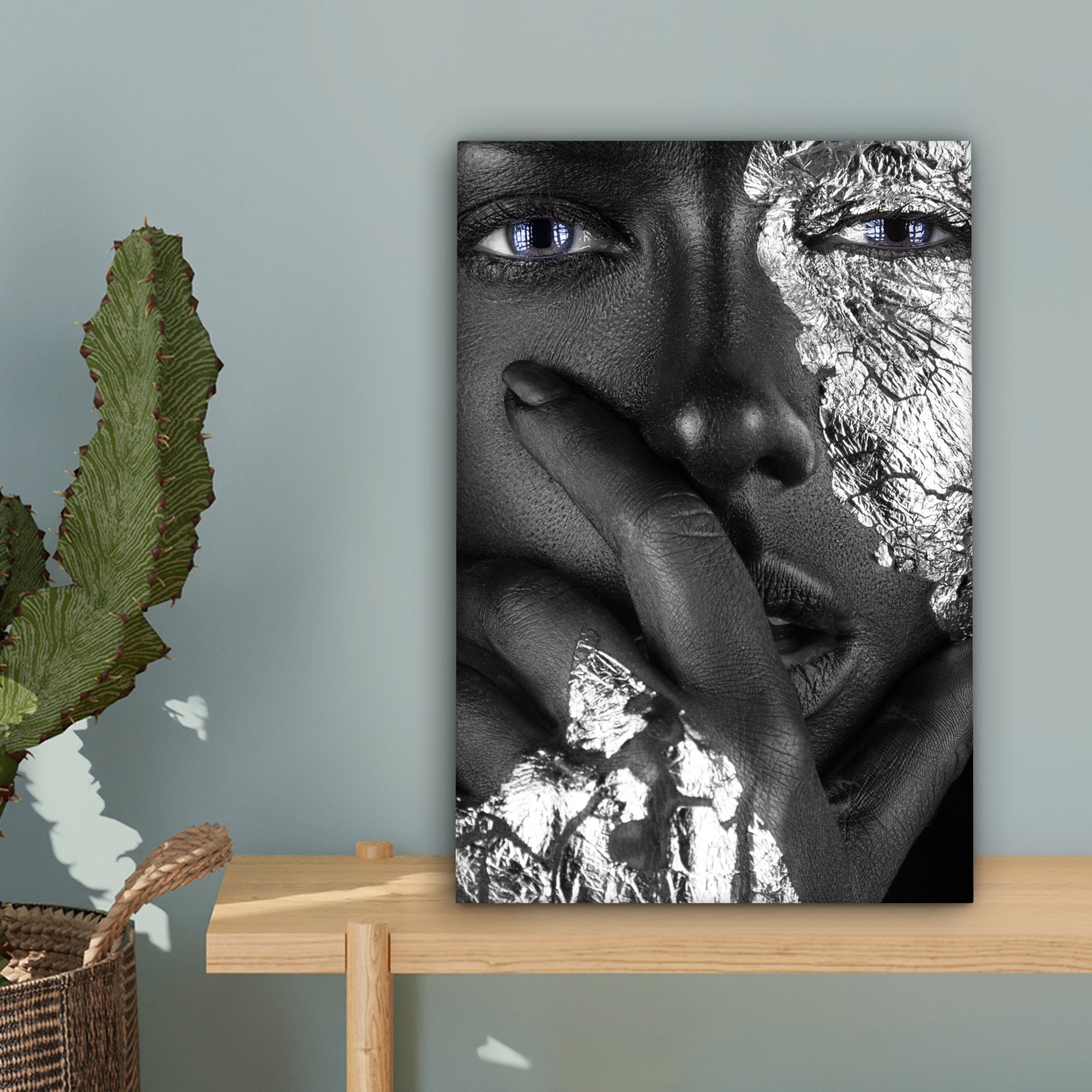 OneMillionCanvasses® Leinwandbild fertig Silber 20x30 Gemälde, Leinwandbild Schwarz Blau, - Weiblich St), inkl. - - Zackenaufhänger, bespannt (1 cm