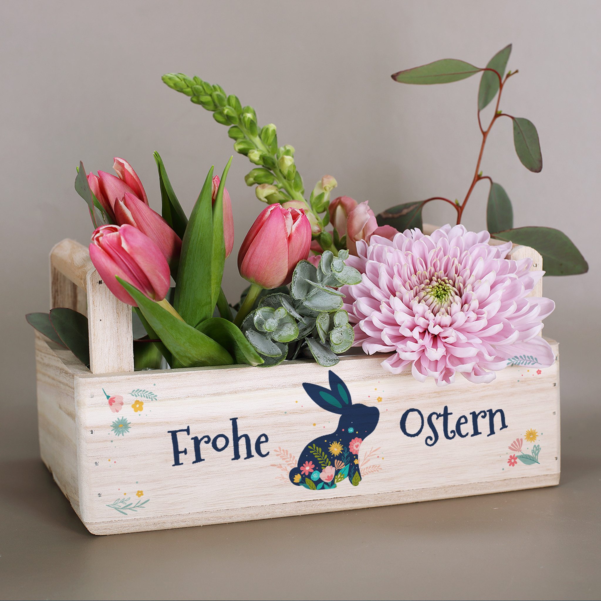 Herz & Heim Geschenkbox zu Ostern - Pflanzkorb aus Holz als Osterkorb für Ostergeschenke, 2 Griffe, mit Folie ausgekleidet