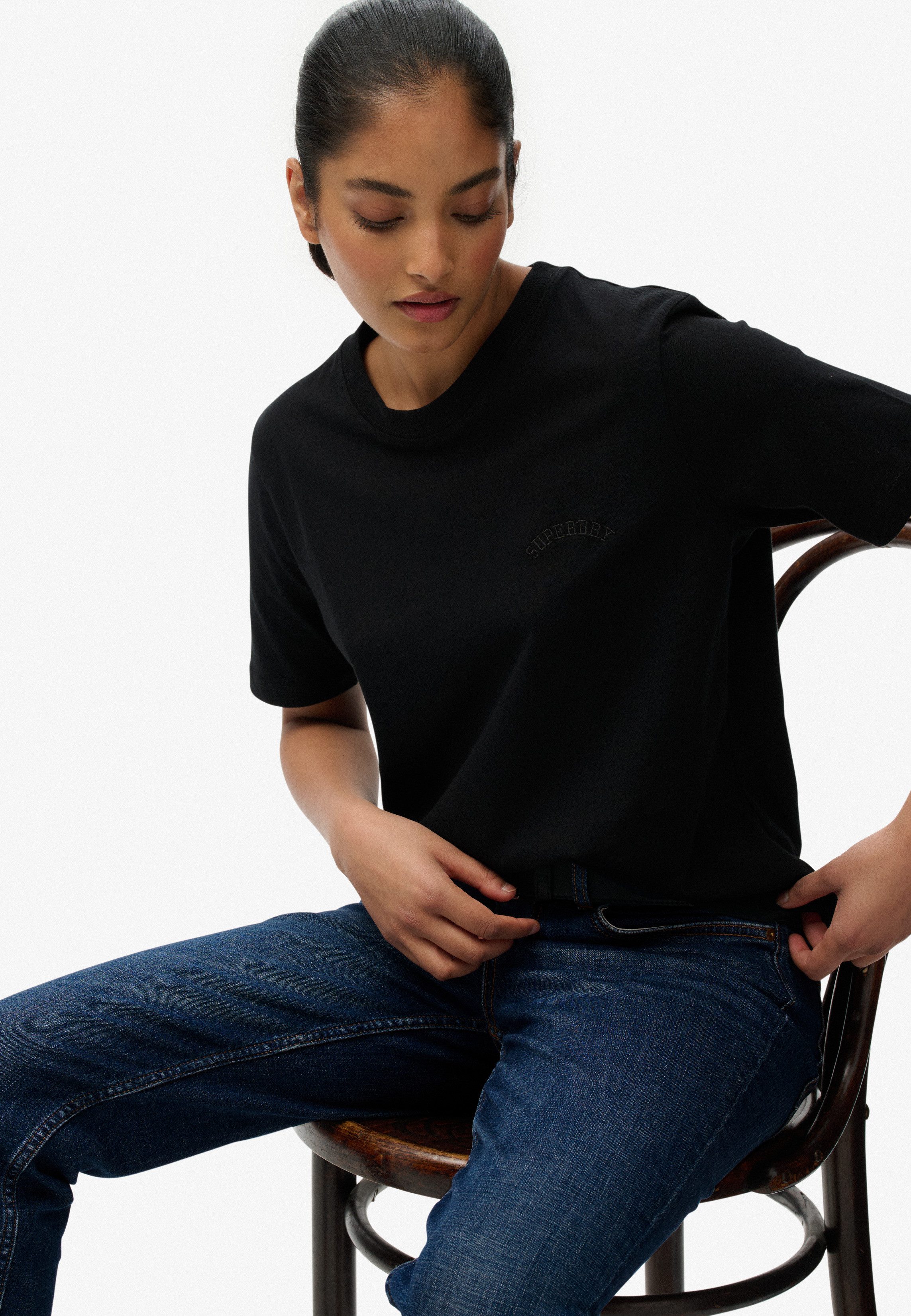 Superdry T-Shirt ESSENTIAL LOGO EMB TEE aus Baumwolle und Single Jersey, Relaxed Fit, Kurzarm, mit Rundhals